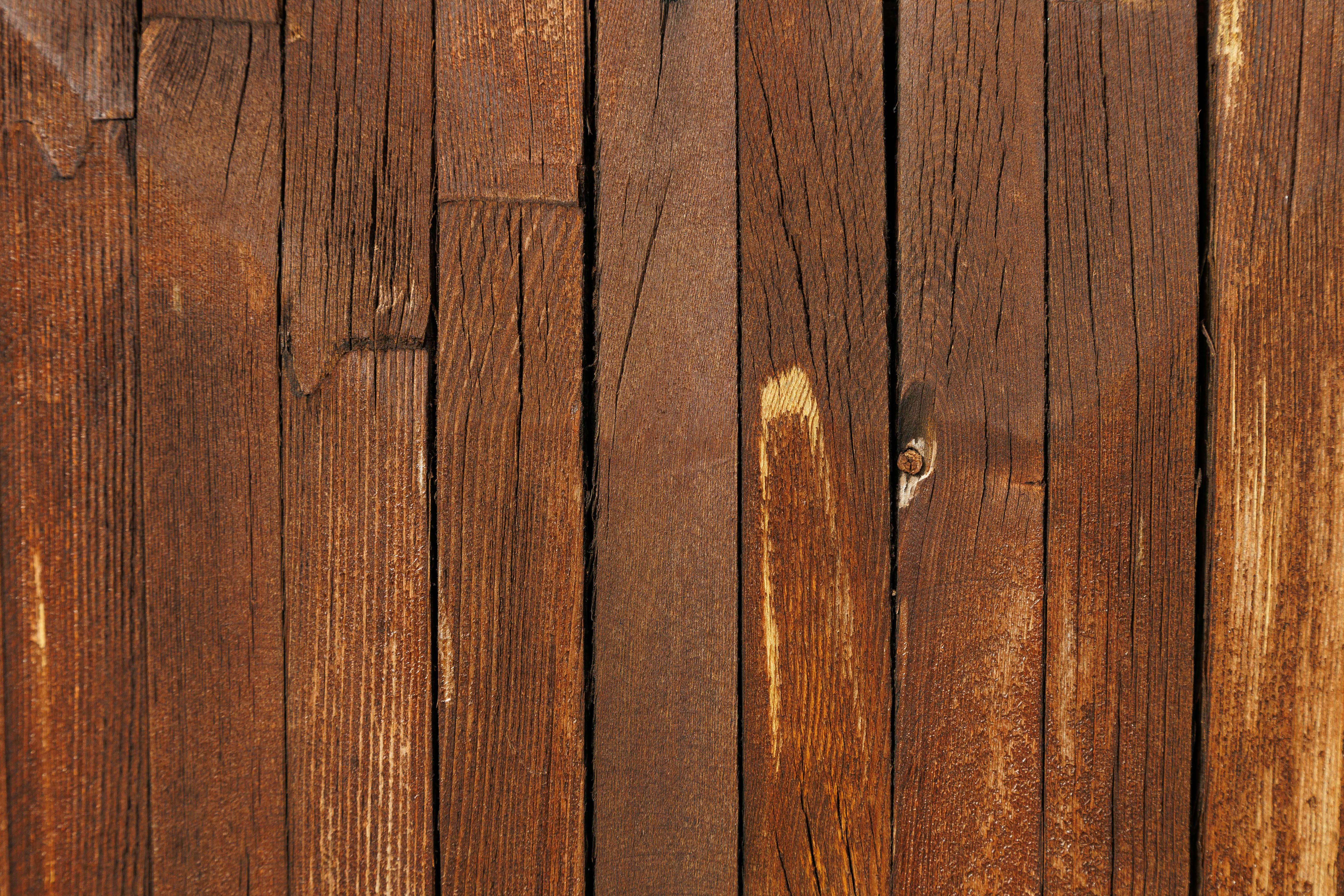 bezplatná Detailní pohled na rustikální hnědá dřevěná prkna s viditelnou texturou a zrnitostí. Základová fotografie