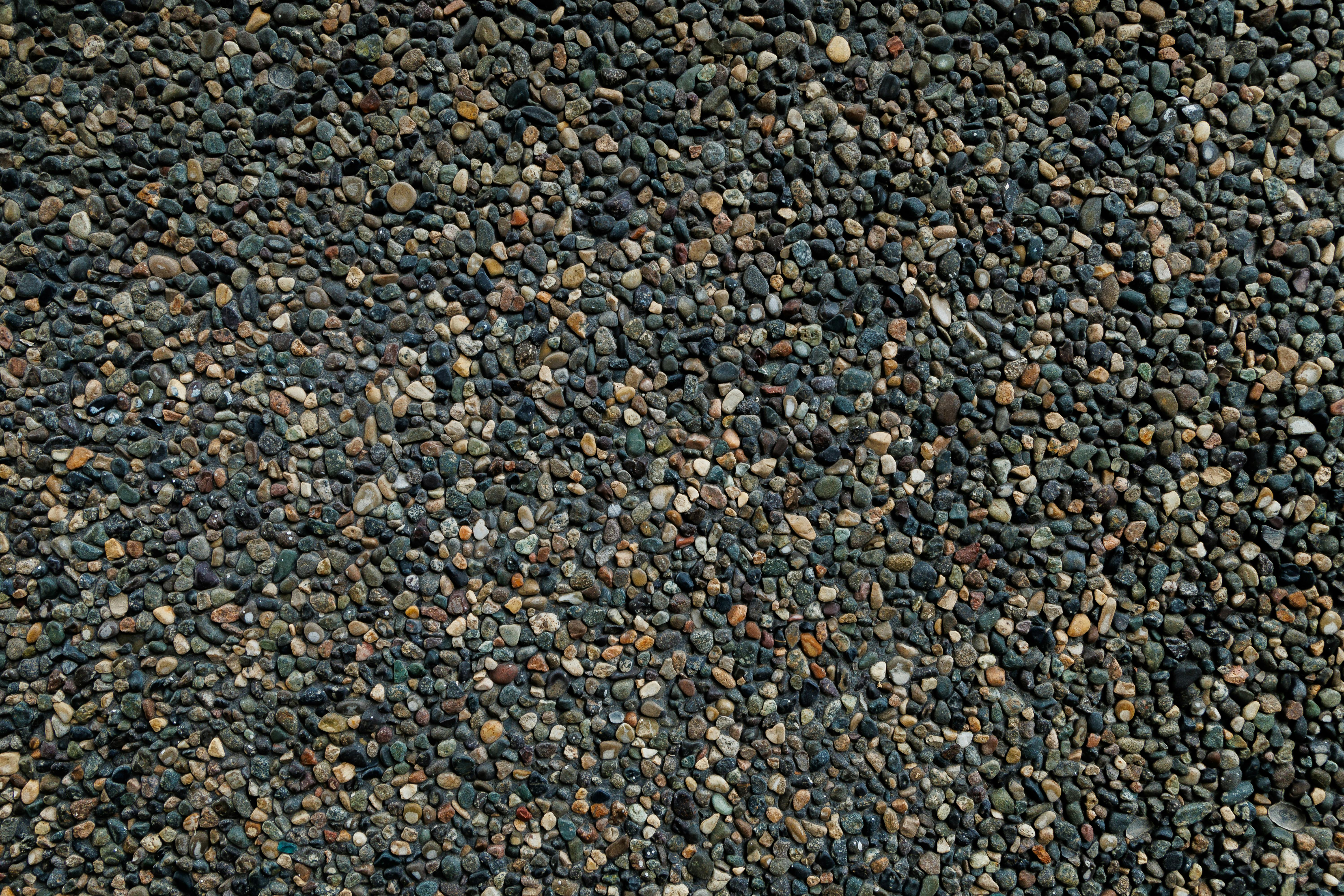 Δωρεάν Μια ζωντανή και λεπτομερής υφή από ανάμεικτα πολύχρωμα βότσαλα σε μια παραλία. Φωτογραφία από στοκ φωτογραφιών