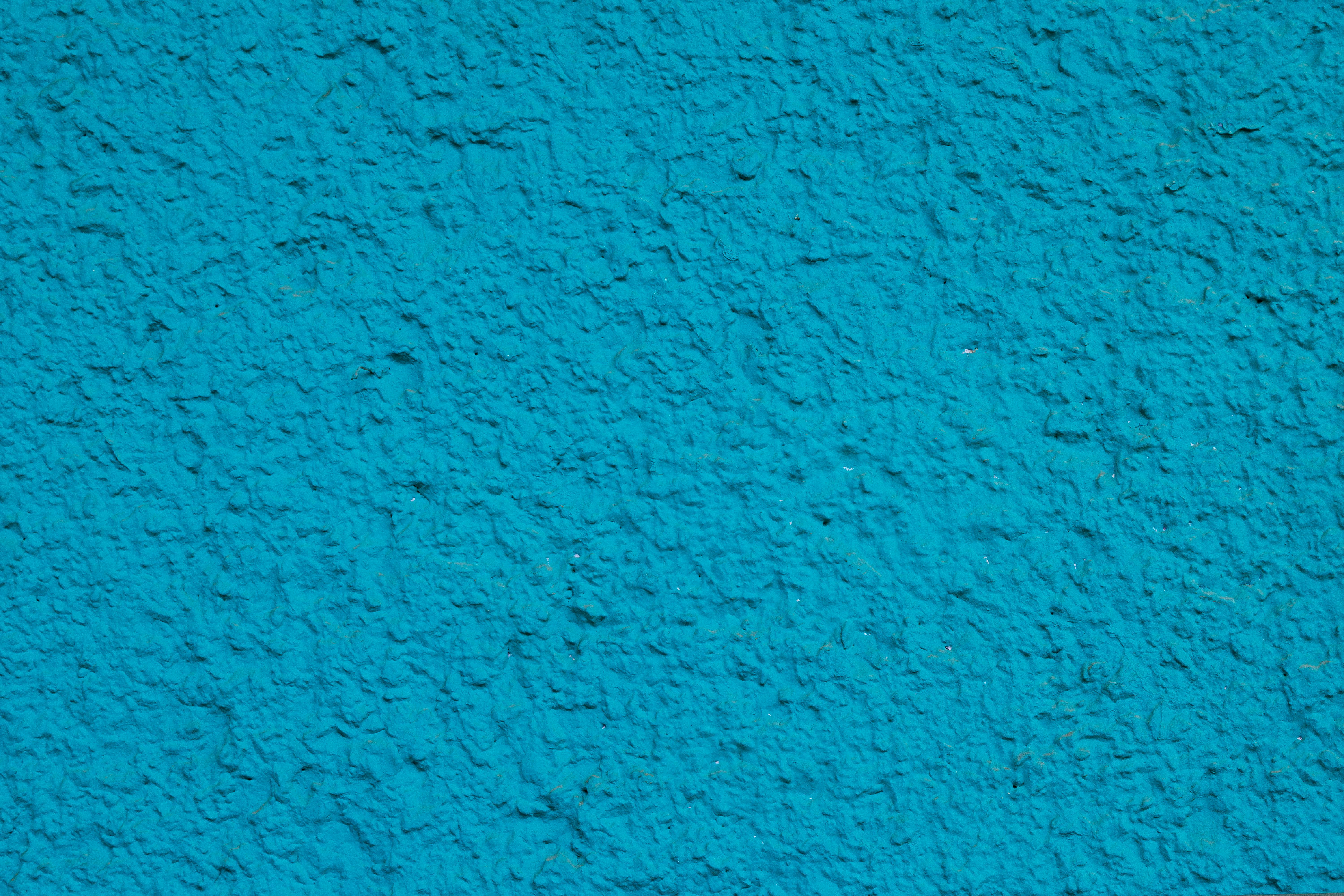 gratis Close-up van een levendige blauwe, gestructureerde muur met een ruw oppervlak, ideaal voor achtergronden. Stockfoto
