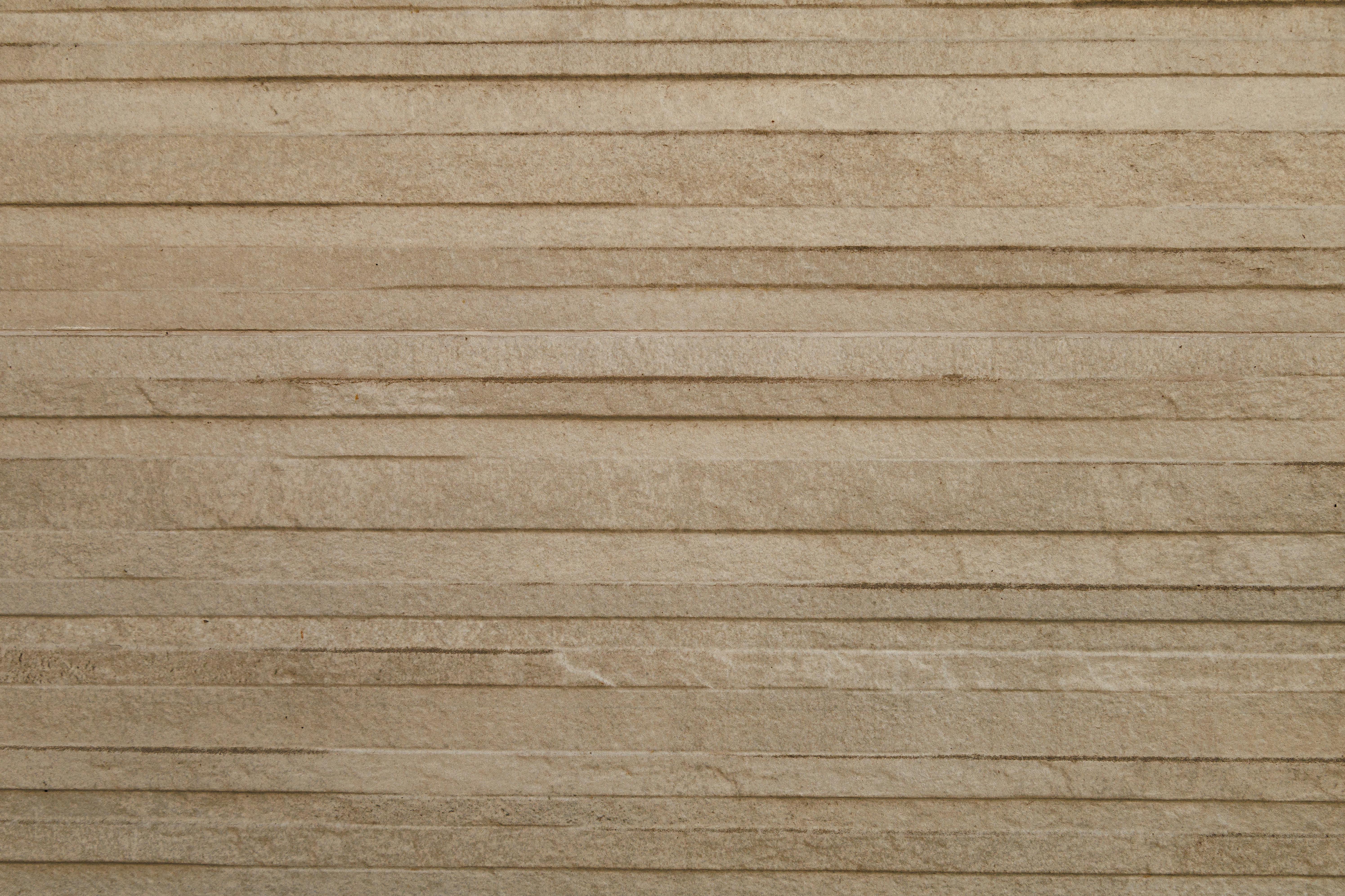 Gratis Primo piano di un pannello di legno testurizzato con linee orizzontali sovrapposte, ideale per gli sfondi. Foto a disposizione