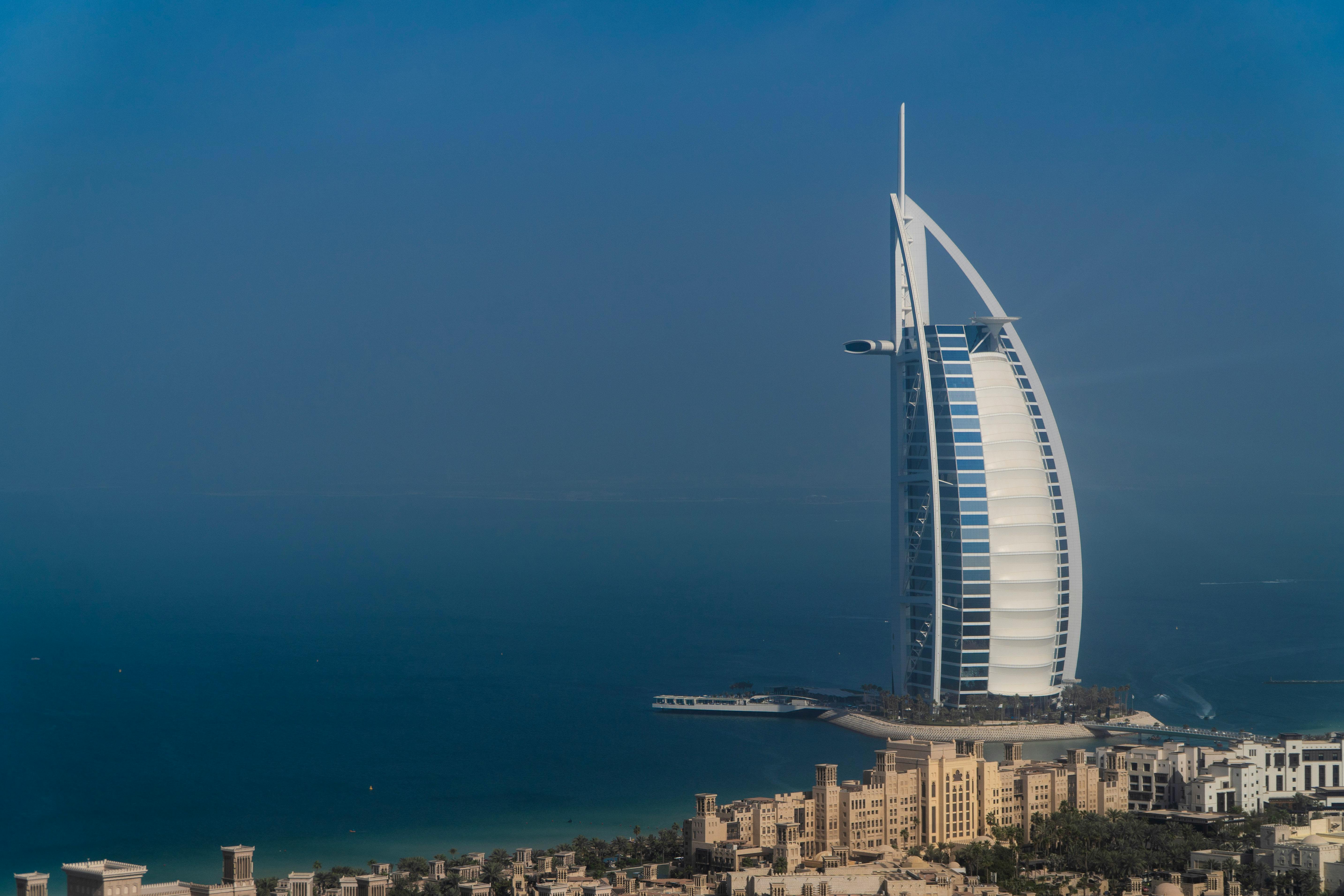 Kostenlos Ein atemberaubender Blick auf das Burj Al Arab Hotel vor strahlend blauem Himmel und Meer. Stock-Foto