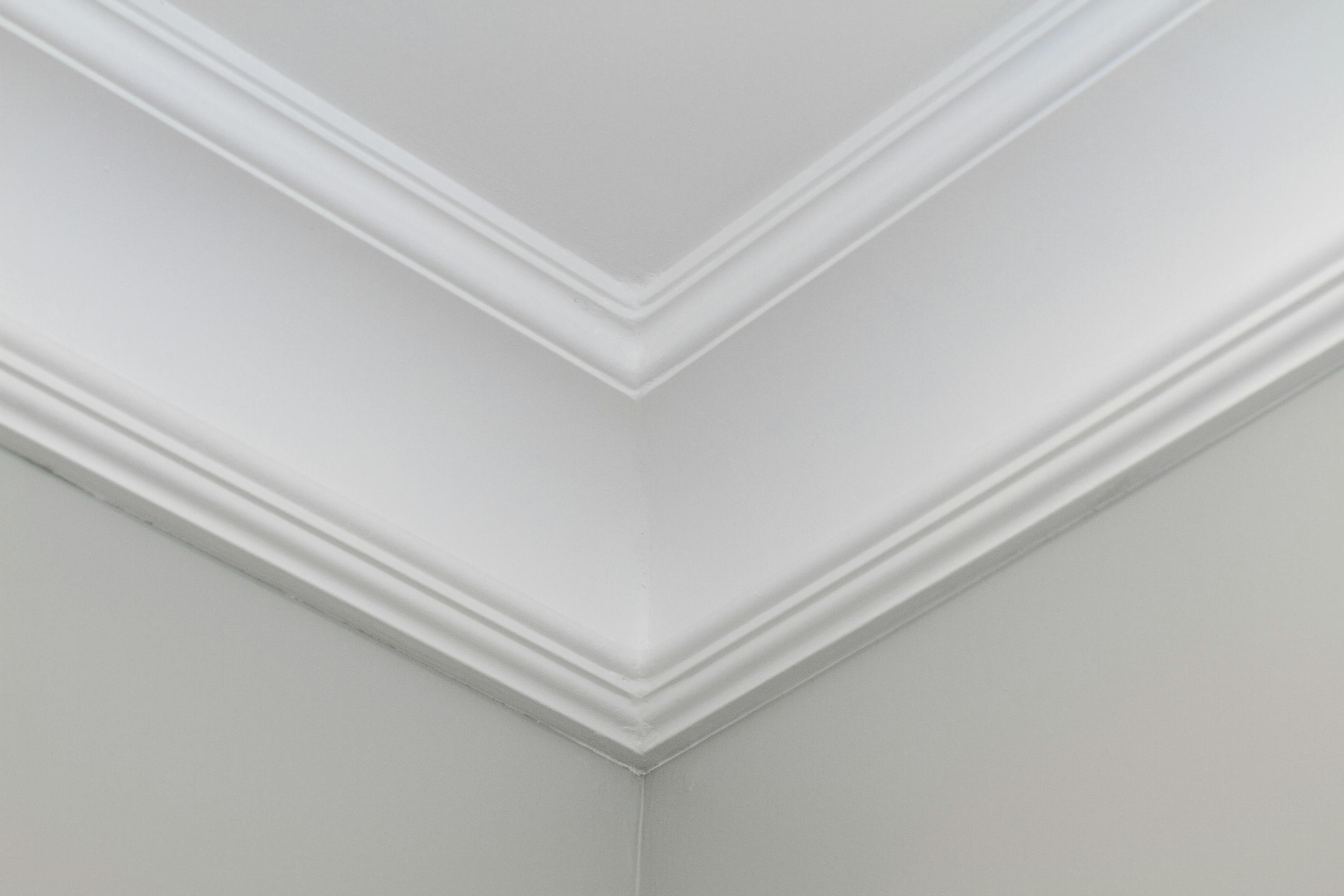 Gratuit Vue détaillée d'une corniche de plafond blanche mettant en valeur un design intérieur élégant. Photos
