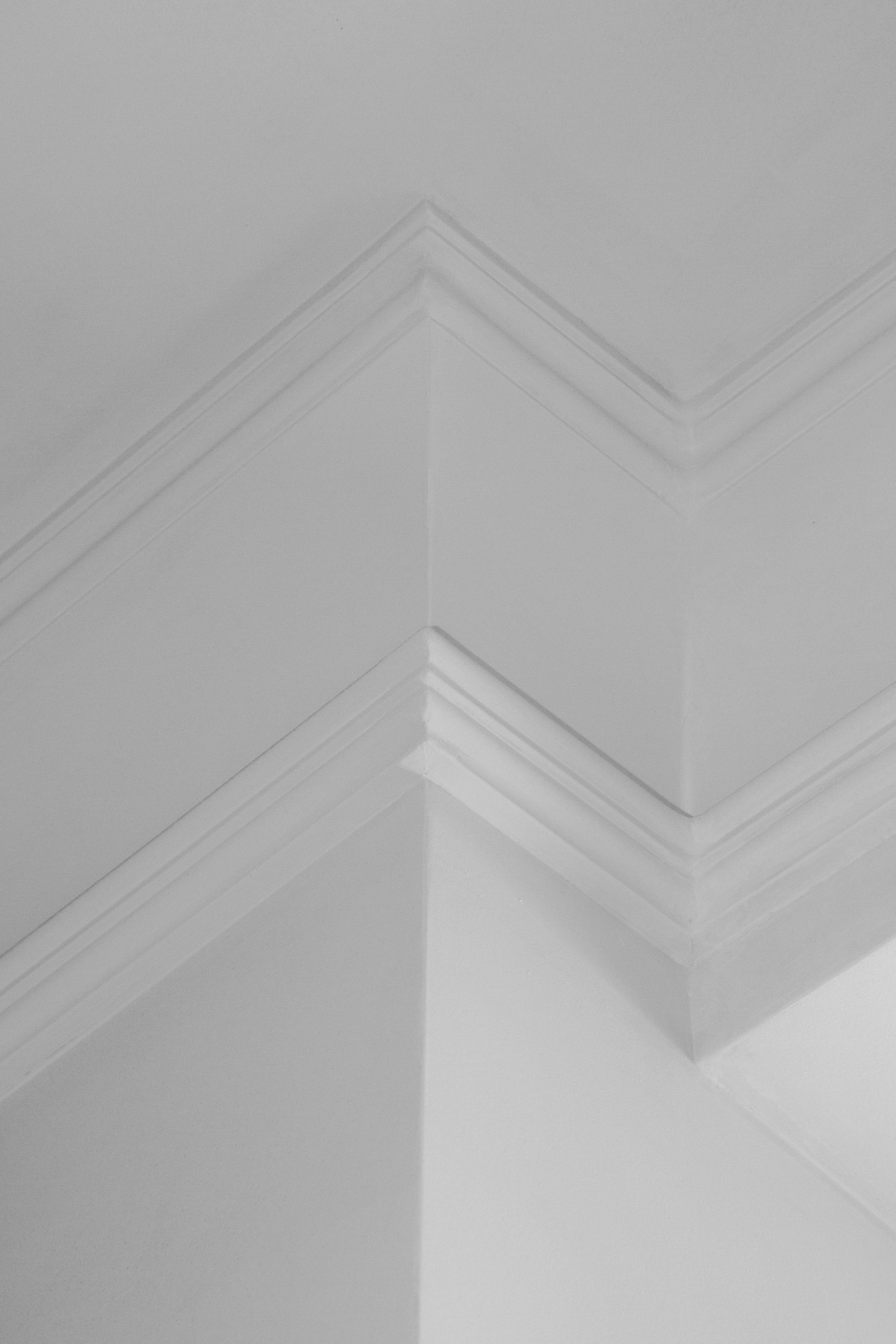 Gratis Fotografía en blanco y negro de una moldura de techo arquitectónica minimalista con ángulos agudos. Foto de stock