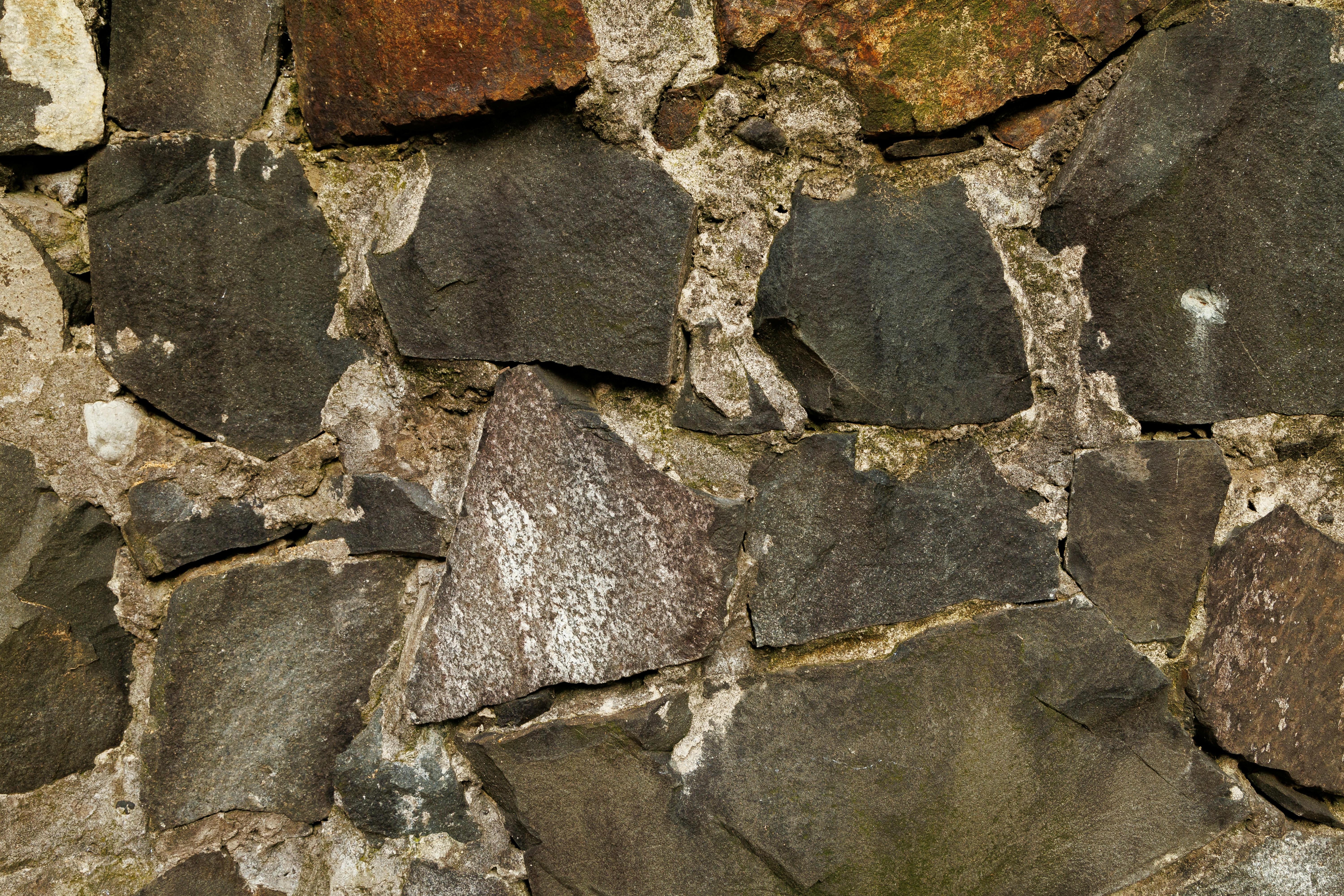 Δωρεάν Λεπτομερές κοντινό πλάνο ενός ρουστίκ πέτρινου τοίχου που παρουσιάζει διάφορες αποχρώσεις και υφές φυσικών βράχων. Φωτογραφία από στοκ φωτογραφιών