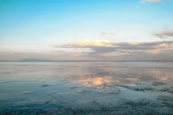 宁静的海景，平静的海洋和阴云密布的天空在日落时分