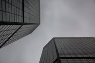 在灰蒙蒙的天空映衬下，丹佛科罗拉多州的摩天大楼呈现出低角度视角，捕捉了现代建筑与城市景观