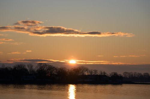 Free Captivating winter sunrise at Cove Island Park, Stamford, Connecticut with serene waters reflecting the sun. Stock Photo