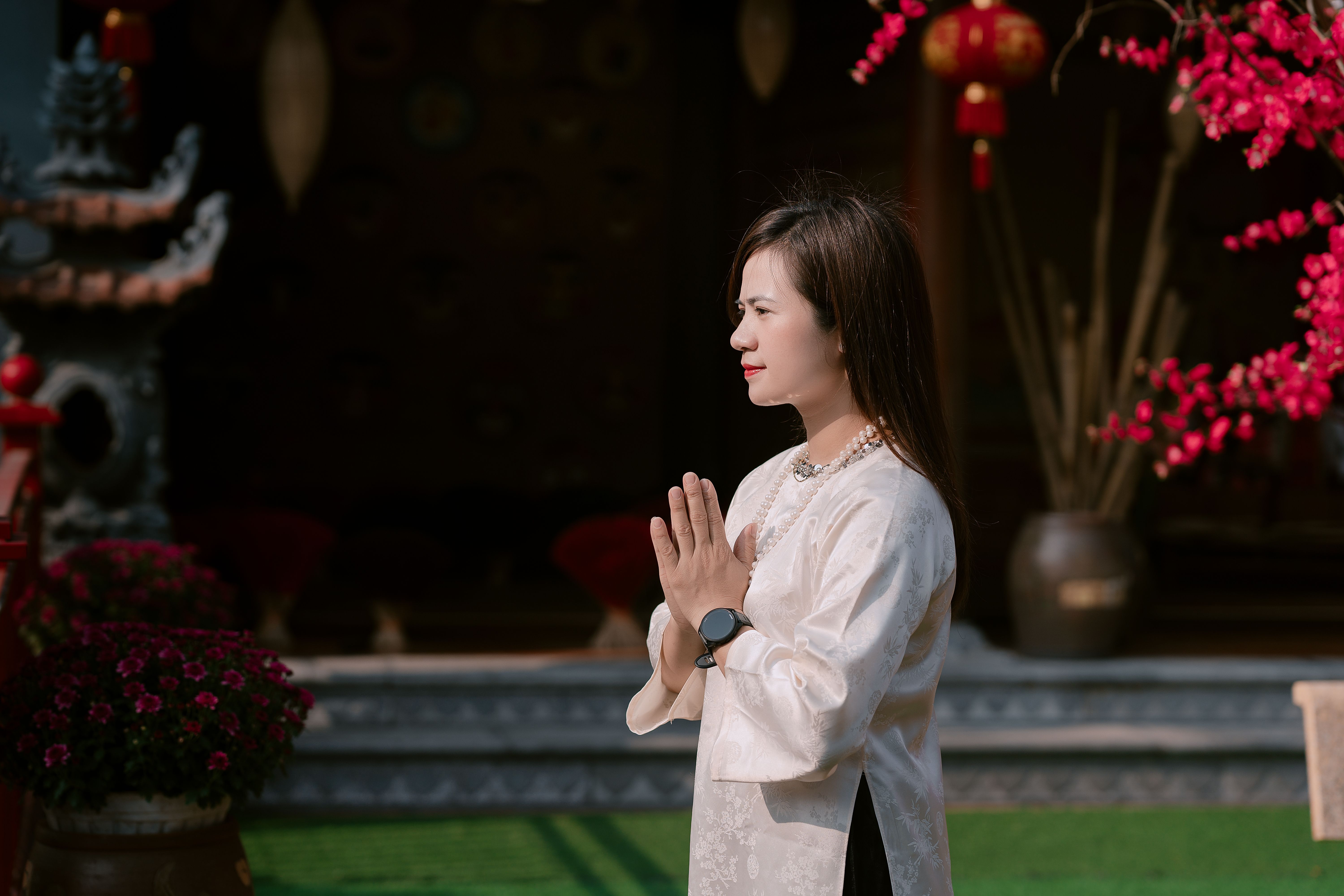 Người phụ nữ châu Á đang thiền định với sự tập trung cao độ, tìm kiếm sự bình yên.