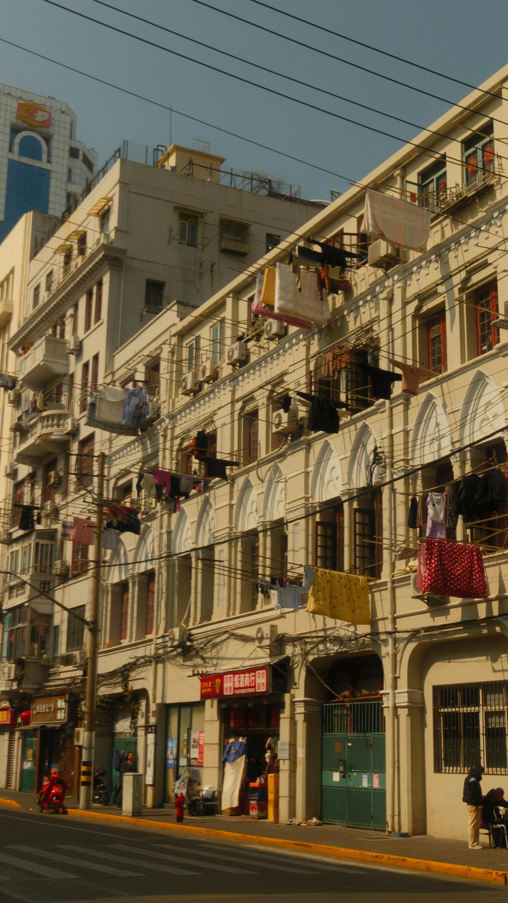 Δωρεάν Γοητευτικός δρόμος στη Σαγκάη που αναδεικνύει την παραδοσιακή αρχιτεκτονική και την αστική ζωή. Φωτογραφία από στοκ φωτογραφιών