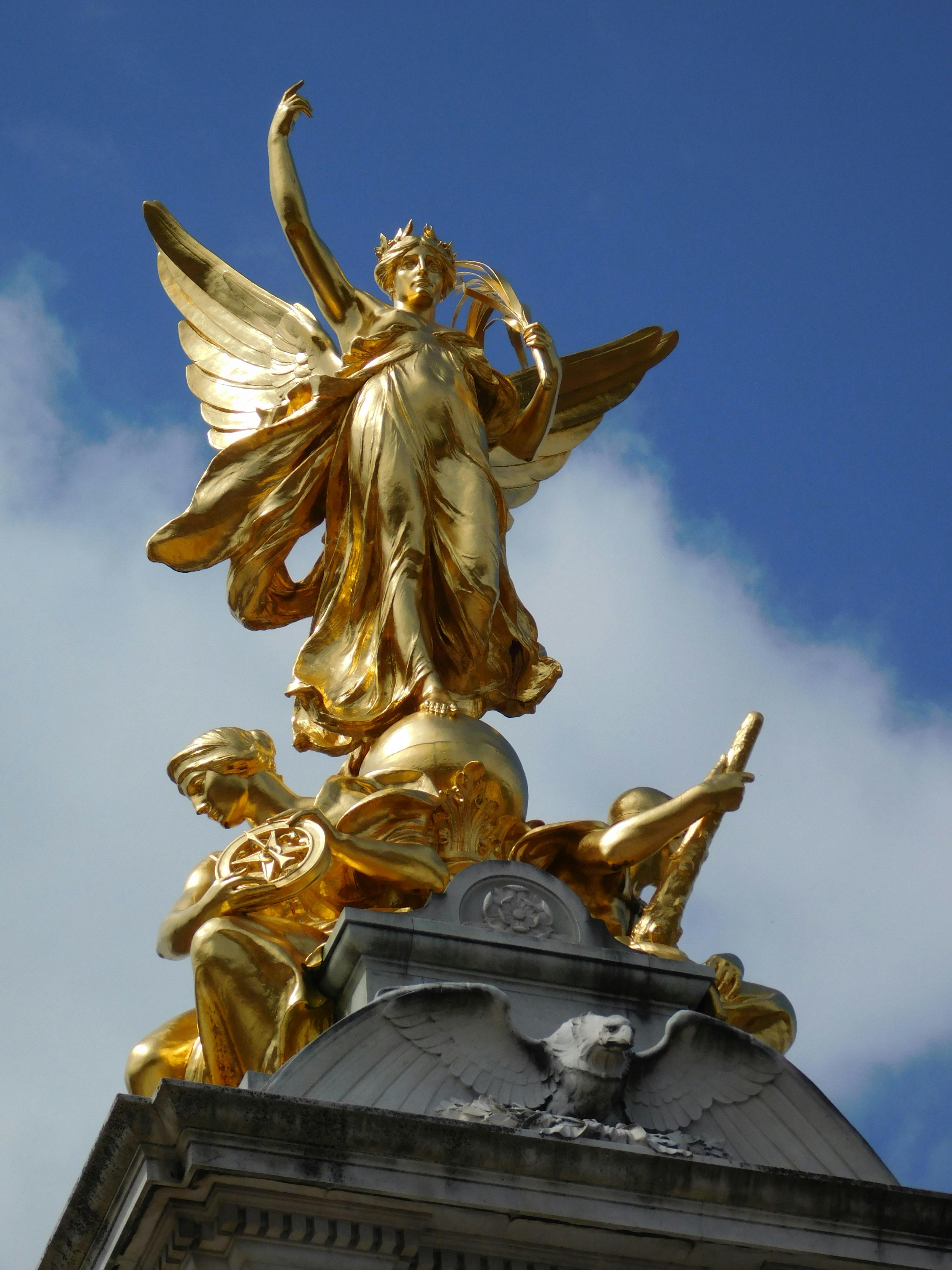 Kostenlos Nahaufnahme der goldenen Statue auf dem Victoria Memorial in London vor strahlend blauem Himmel. Stock-Foto