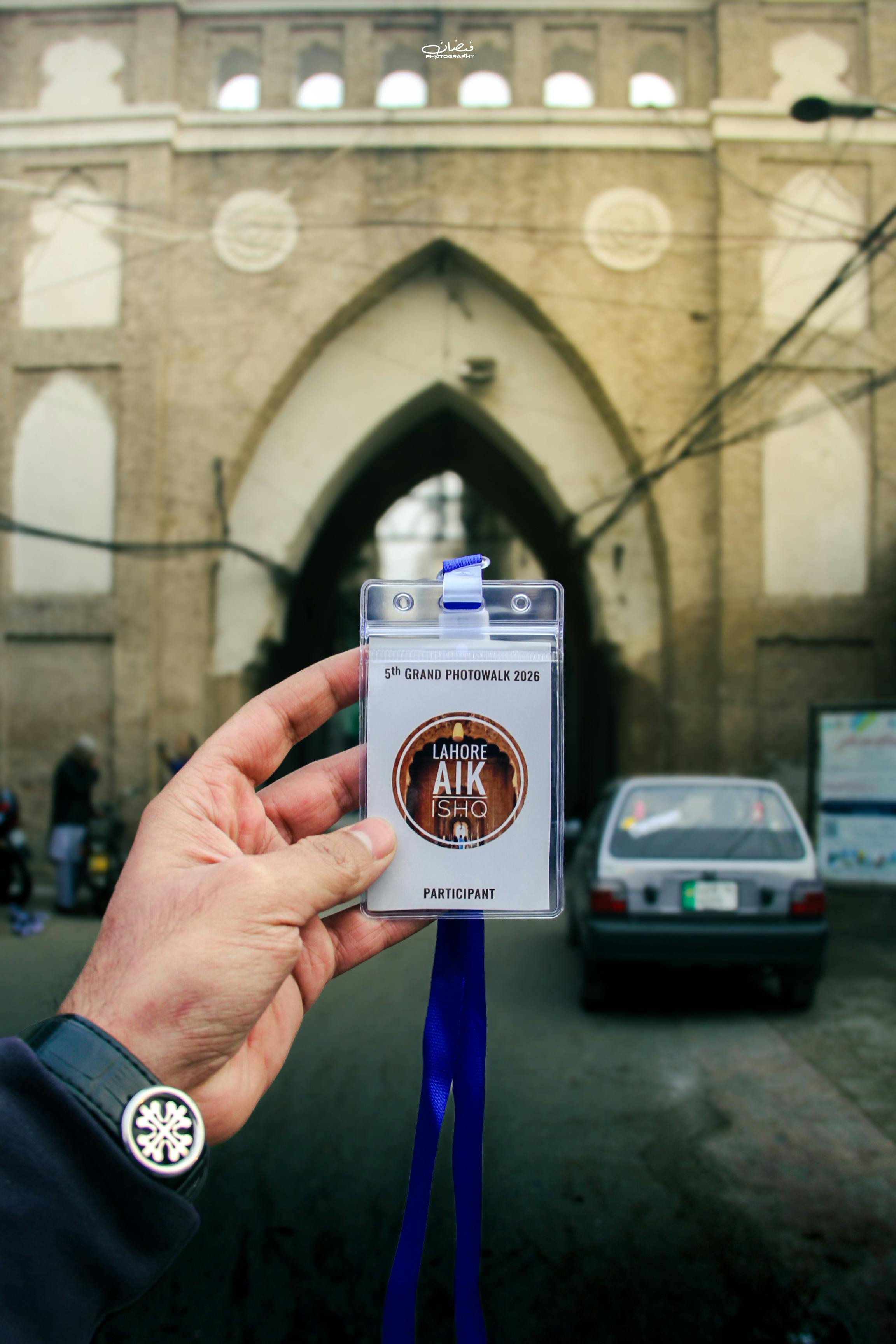 Gratis En deltaker holder et merke foran en historisk port i Lahore, Pakistan. Arkivbilde
