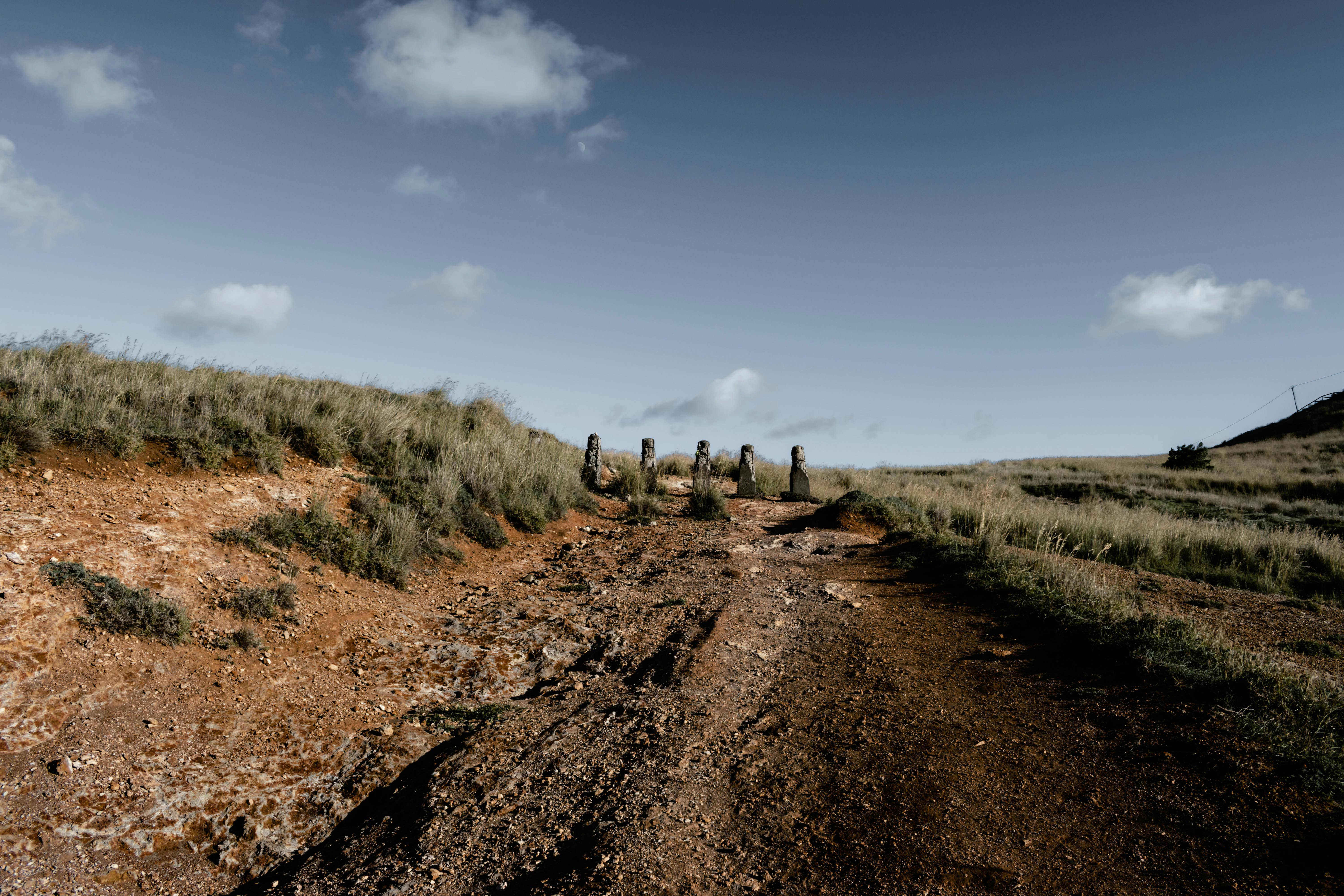 Δωρεάν Ξηρό μονοπάτι μέσα από γραφικούς λόφους στο μοναδικό τοπίο της Μαδέρας. Φωτογραφία από στοκ φωτογραφιών