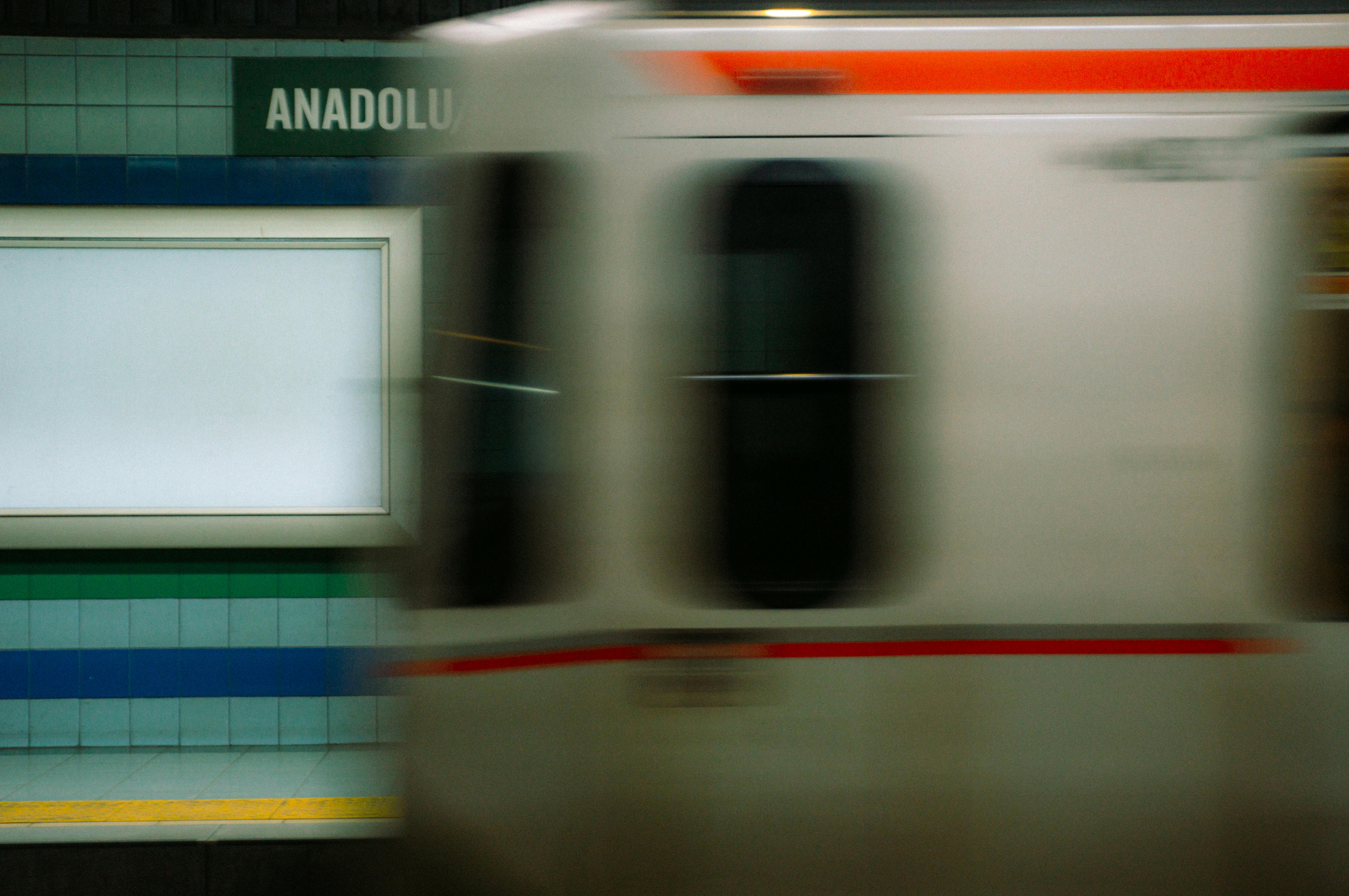 Gratis Lang eksponering av et metrotog som kjører gjennom en stasjon i Ankara, Tyrkia, som fanger bevegelsesuskarphet og livlige farger. Arkivbilde