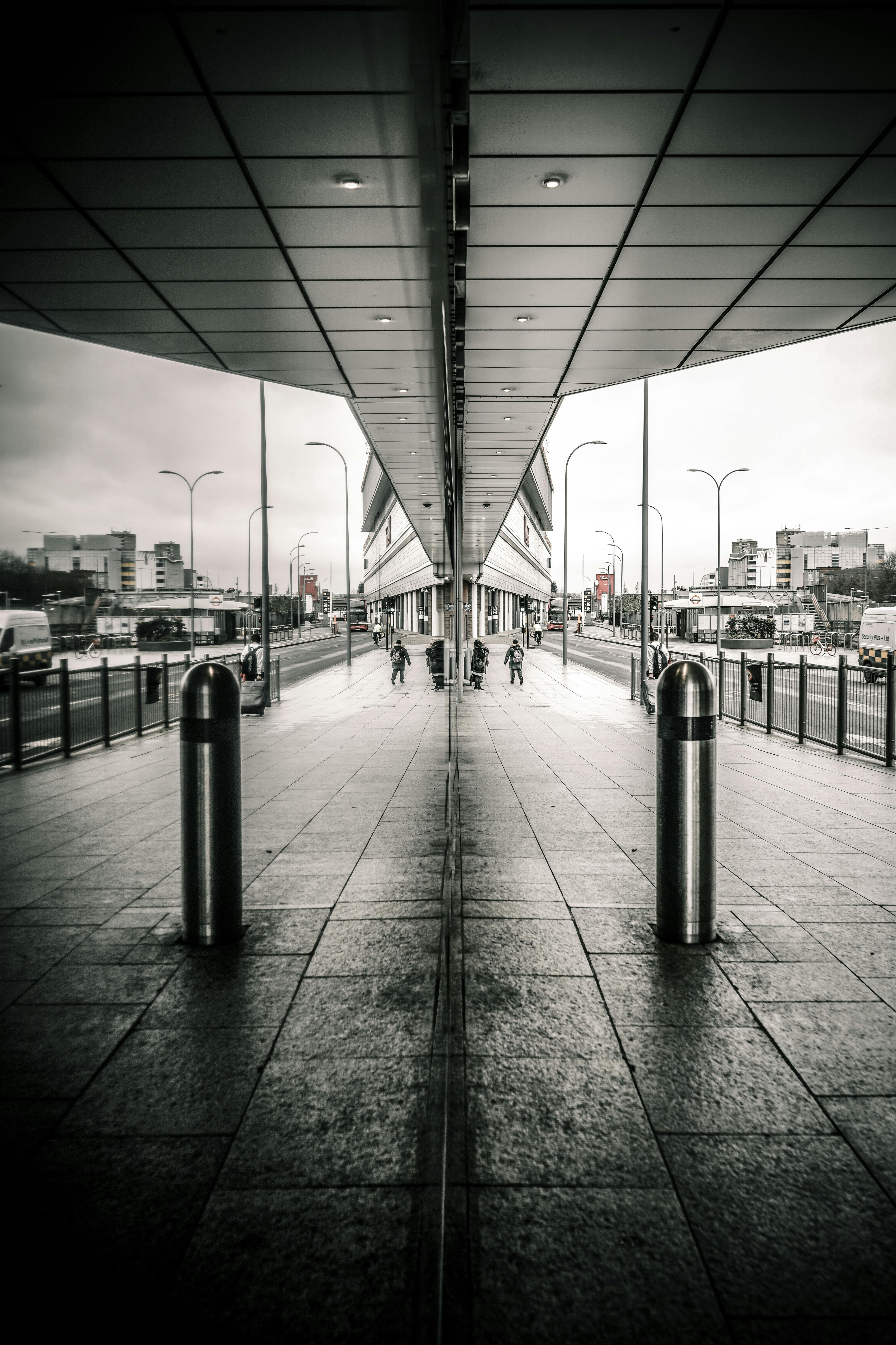 Δωρεάν Καλλιτεχνική αστική αντανάκλαση ενός δρόμου στην Αγγλία, που αναδεικνύει τη συμμετρία και την αρχιτεκτονική. Φωτογραφία από στοκ φωτογραφιών