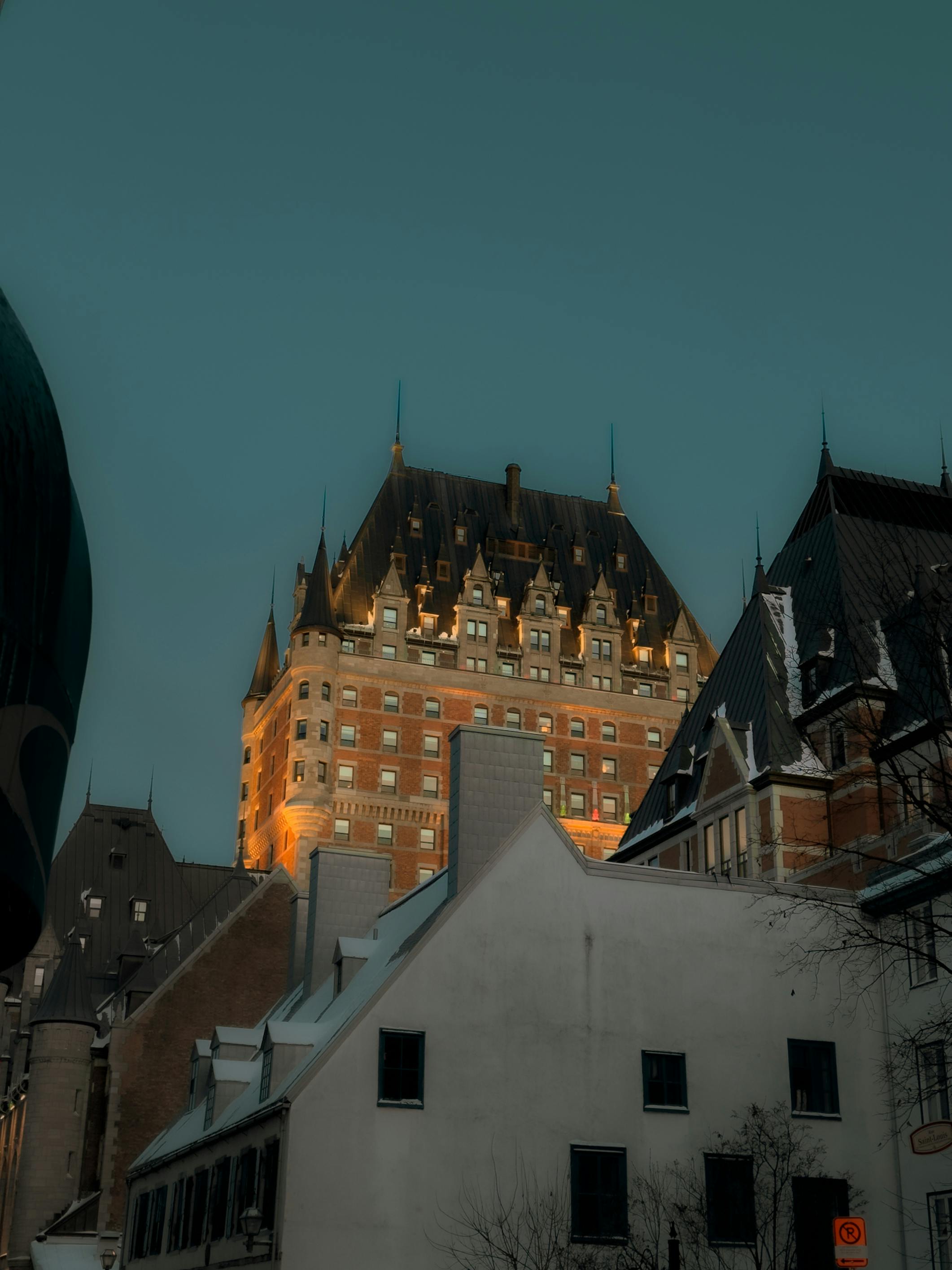 Δωρεάν Μια εντυπωσιακή θέα του Château Frontenac φωτισμένη με φόντο το λυκόφως του ουρανού στην πόλη του Κεμπέκ, στον Καναδά. Φωτογραφία από στοκ φωτογραφιών