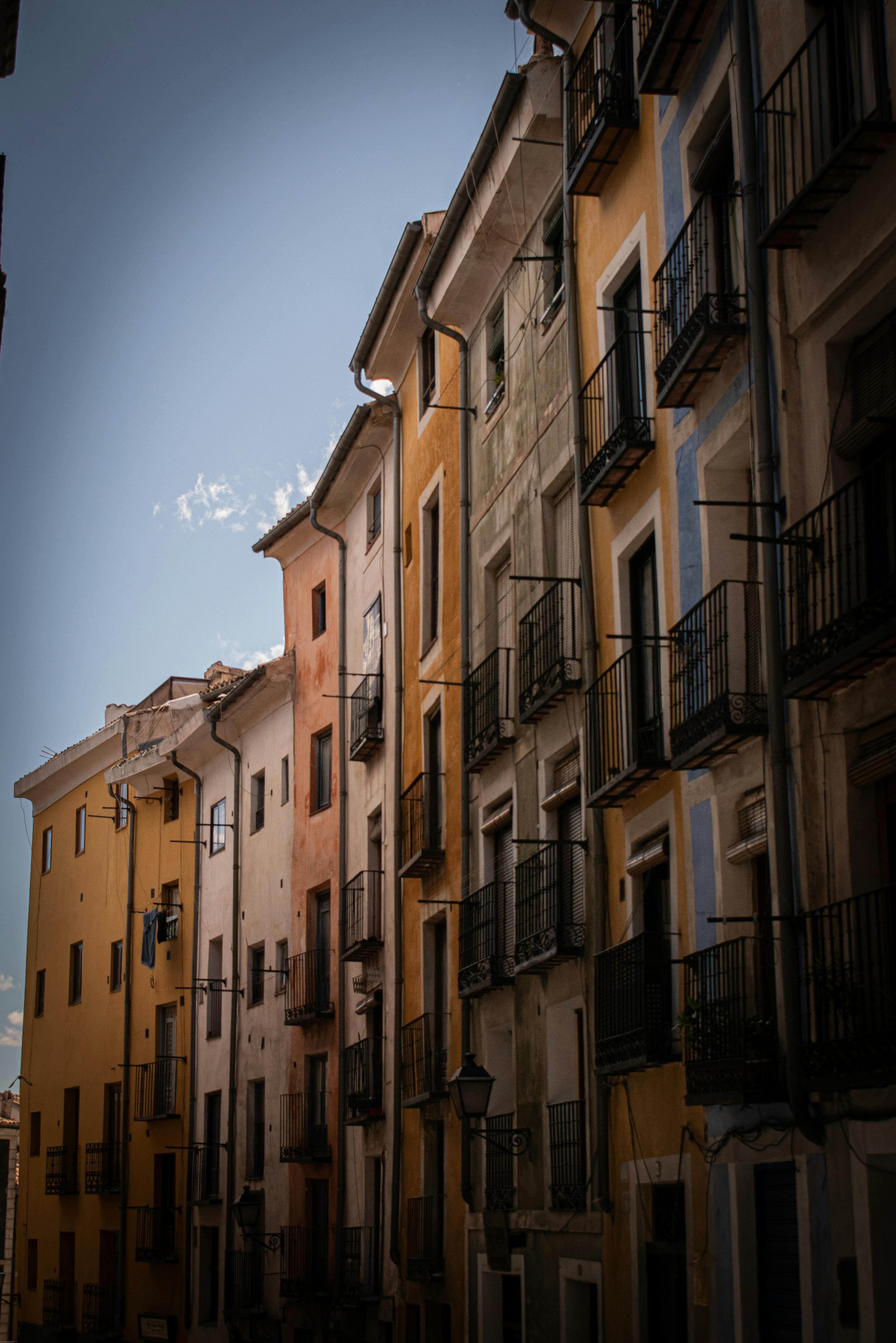 Gratis Sjarmerende gatebilde av livlige fasader i Cuenca, som fanger byens arkitektoniske skjønnhet. Arkivbilde