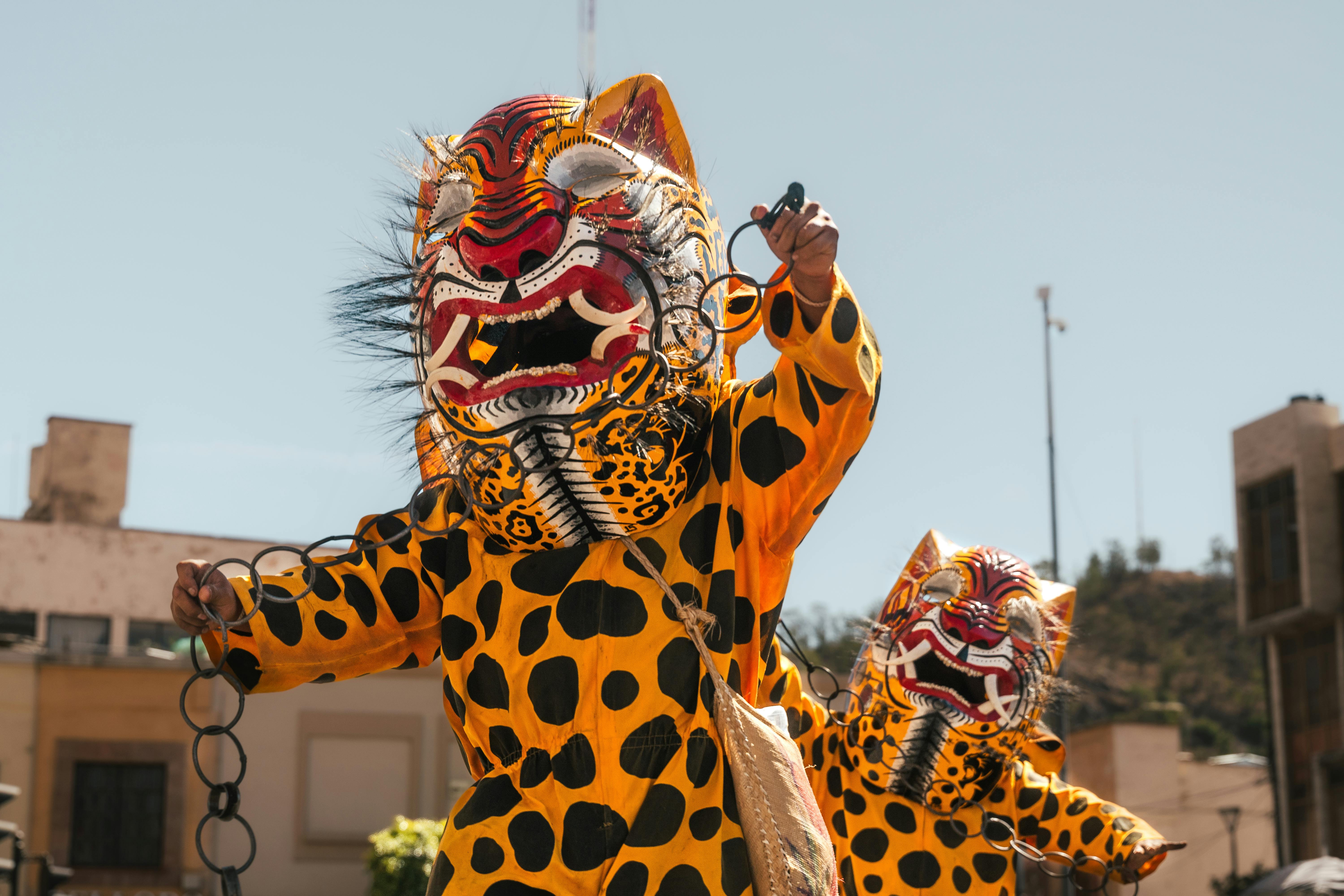 Gratis lagerfoto af dansebevægelse, dekorativ maske, farverig påklædning Lagerfoto