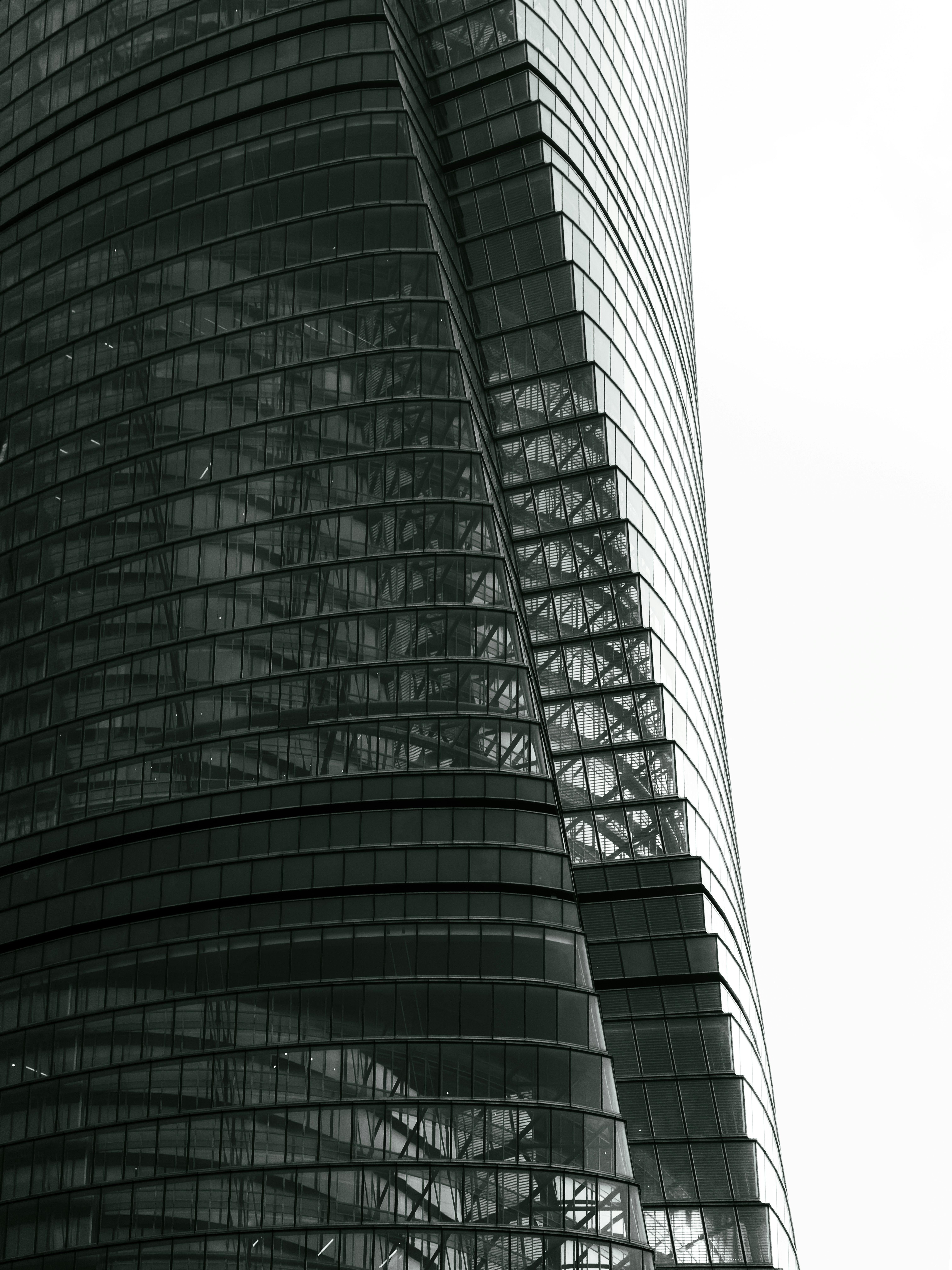 Gratuit Gros plan sur la façade élégante et moderne d'un gratte-ciel à Shanghai, mettant en valeur des motifs géométriques et des textures de verre. Photos