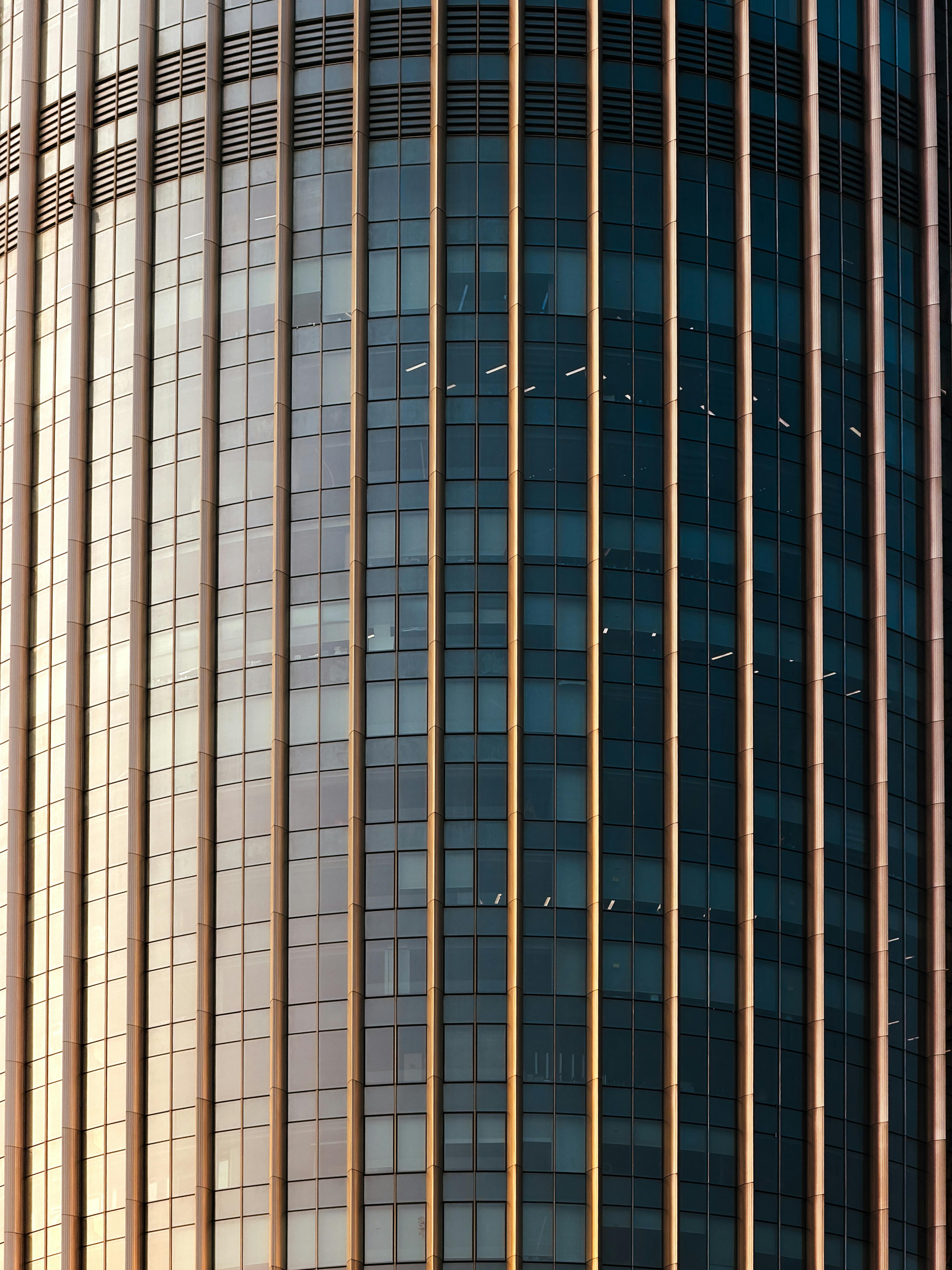 無料 深センの近代建築を象徴するエレガントなガラスとスチールの超高層ビルのファサード。 写真素材