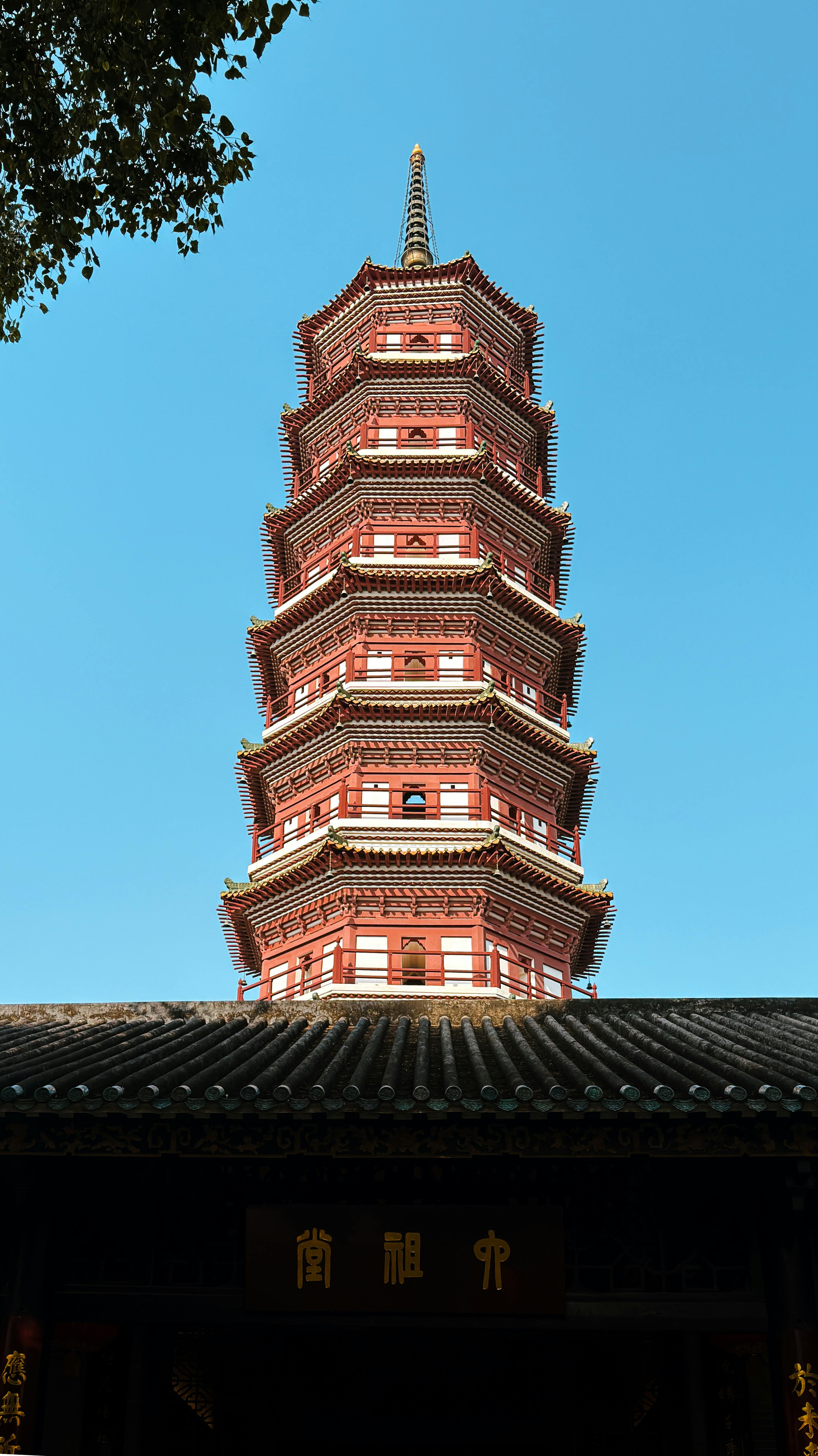 Gratis Et klassisk pagodetårn i flere niveauer mod en klar blå himmel i Guangzhou, Kina. Lagerfoto