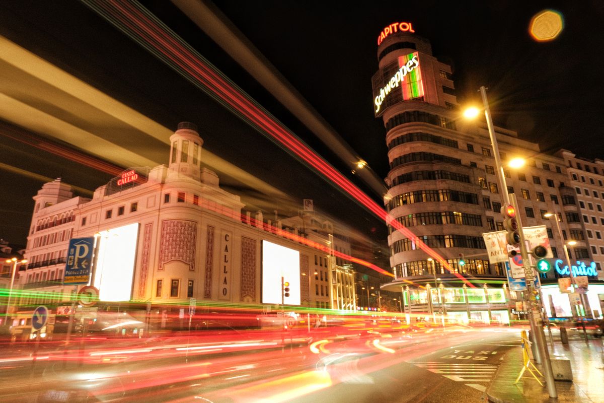 Piata Callao noaptea, cu cinematografe si reclame luminoase