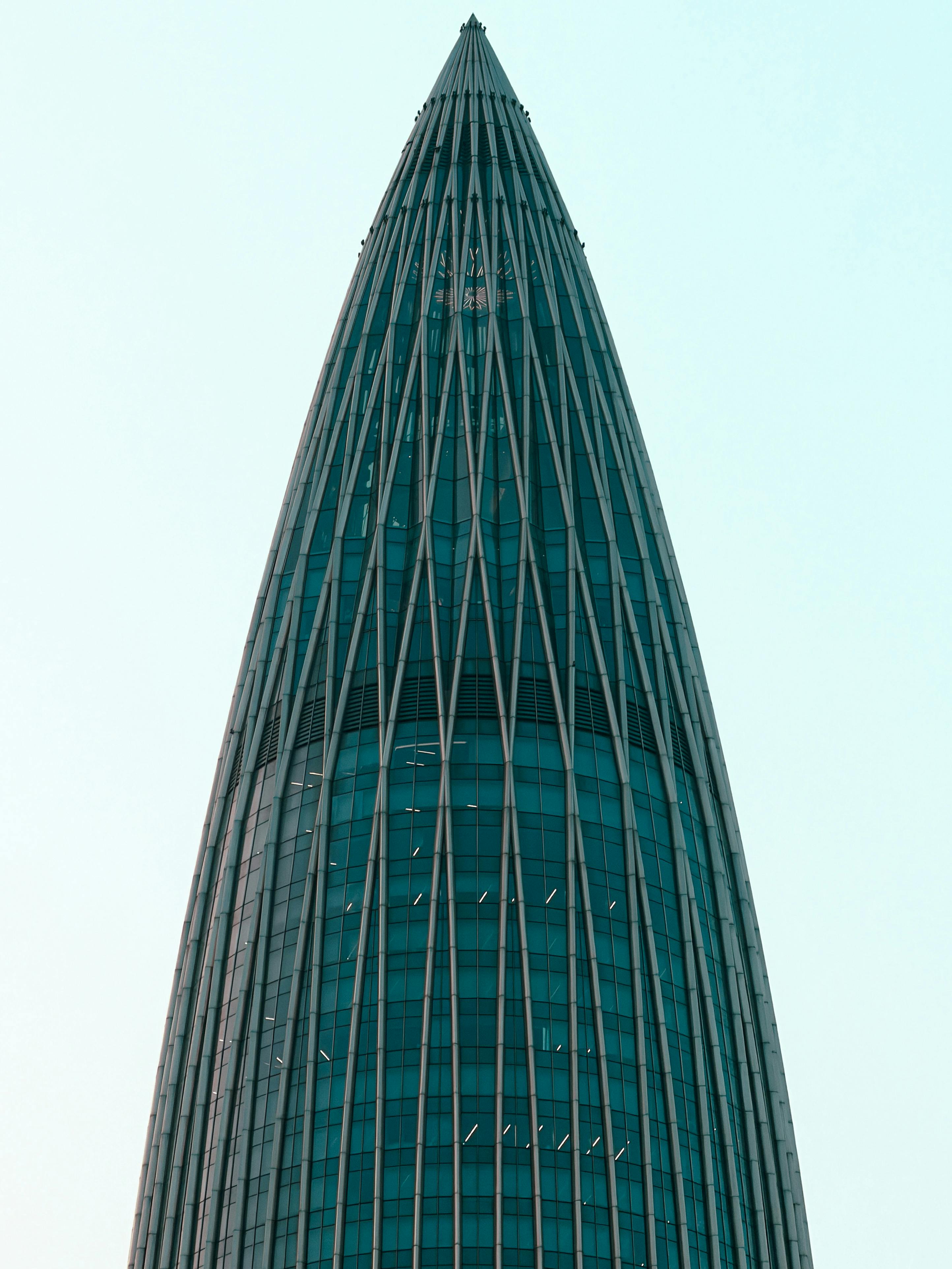 Gratis Den ikoniske arkitektur af en futuristisk skyskraber i Shenzhen med et elegant, højt design og en glasfacade. Lagerfoto