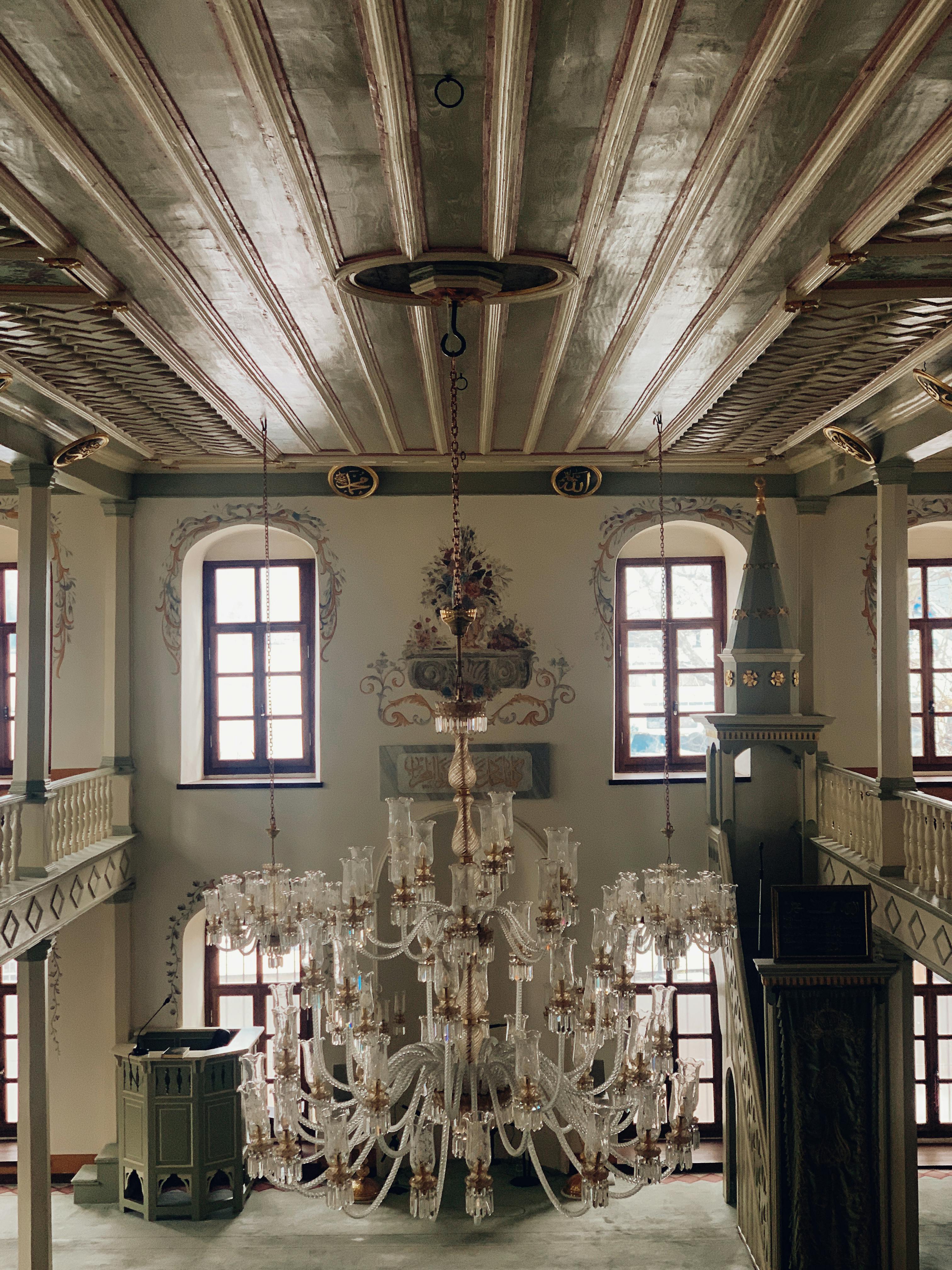 Δωρεάν Πλούσιος πολυέλαιος μέσα σε ένα κλασικό ιστορικό κτίριο με περίτεχνη διακόσμηση. Φωτογραφία από στοκ φωτογραφιών