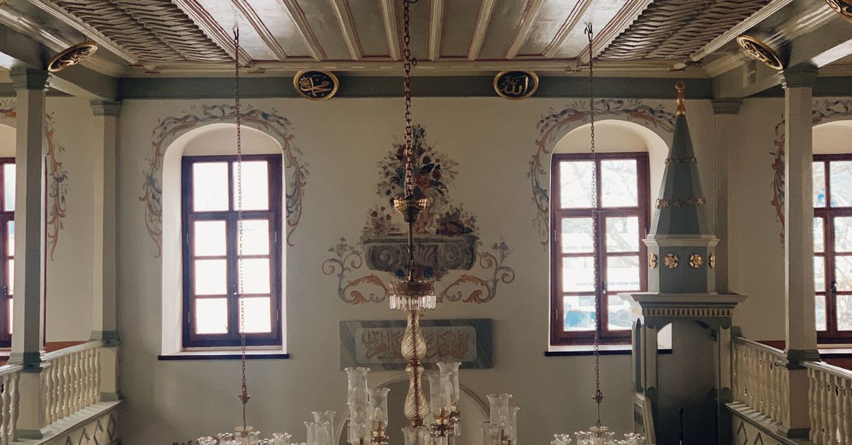 Elegant Chandelier in Historical Interior Setting · Free Stock Photo