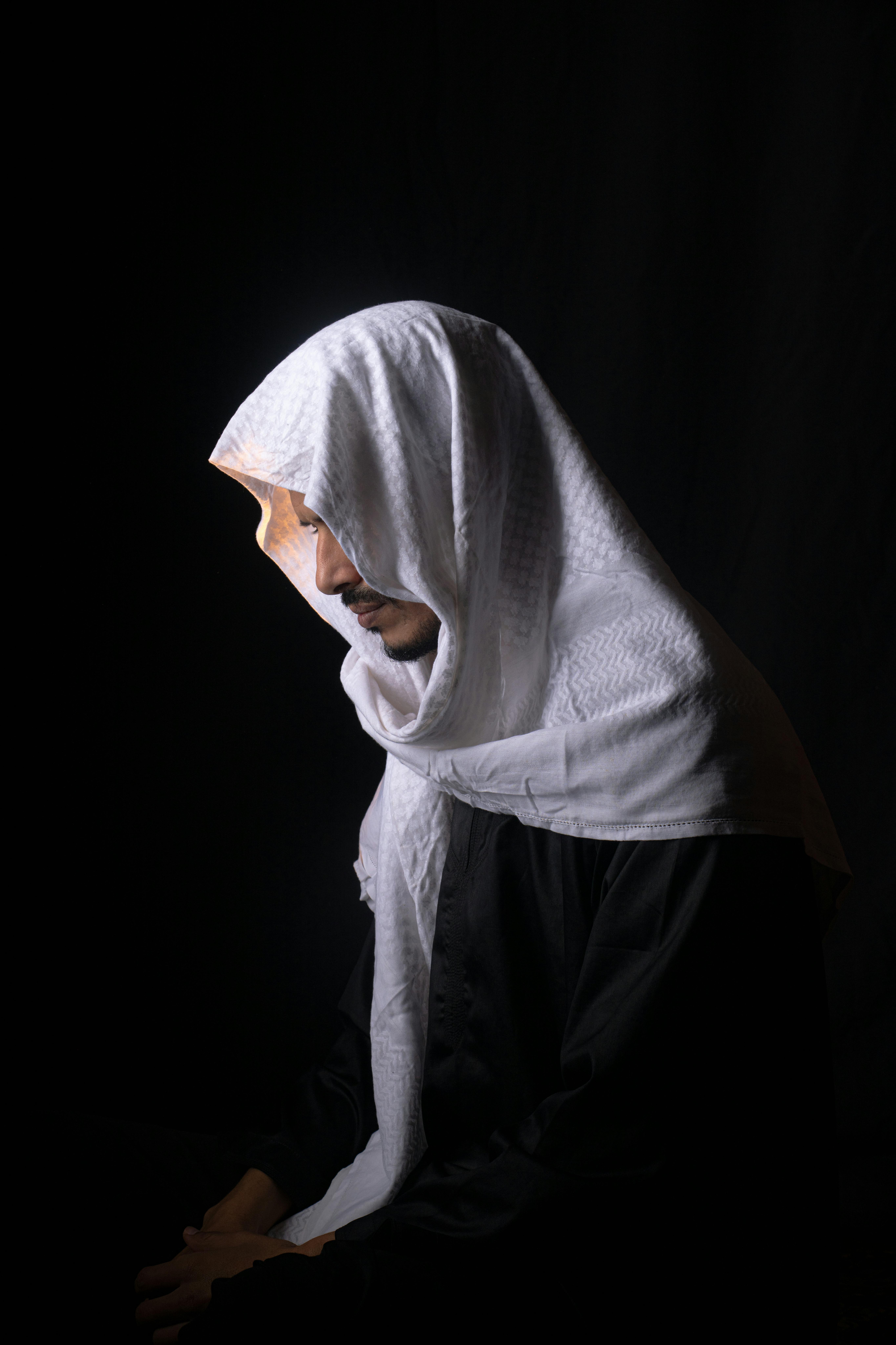 Δωρεάν Ένα σοβαρό πορτρέτο ενός άνδρα με παραδοσιακή μεσανατολική ενδυμασία, με έμφαση στην πολιτιστική κληρονομιά. Φωτογραφία από στοκ φωτογραφιών