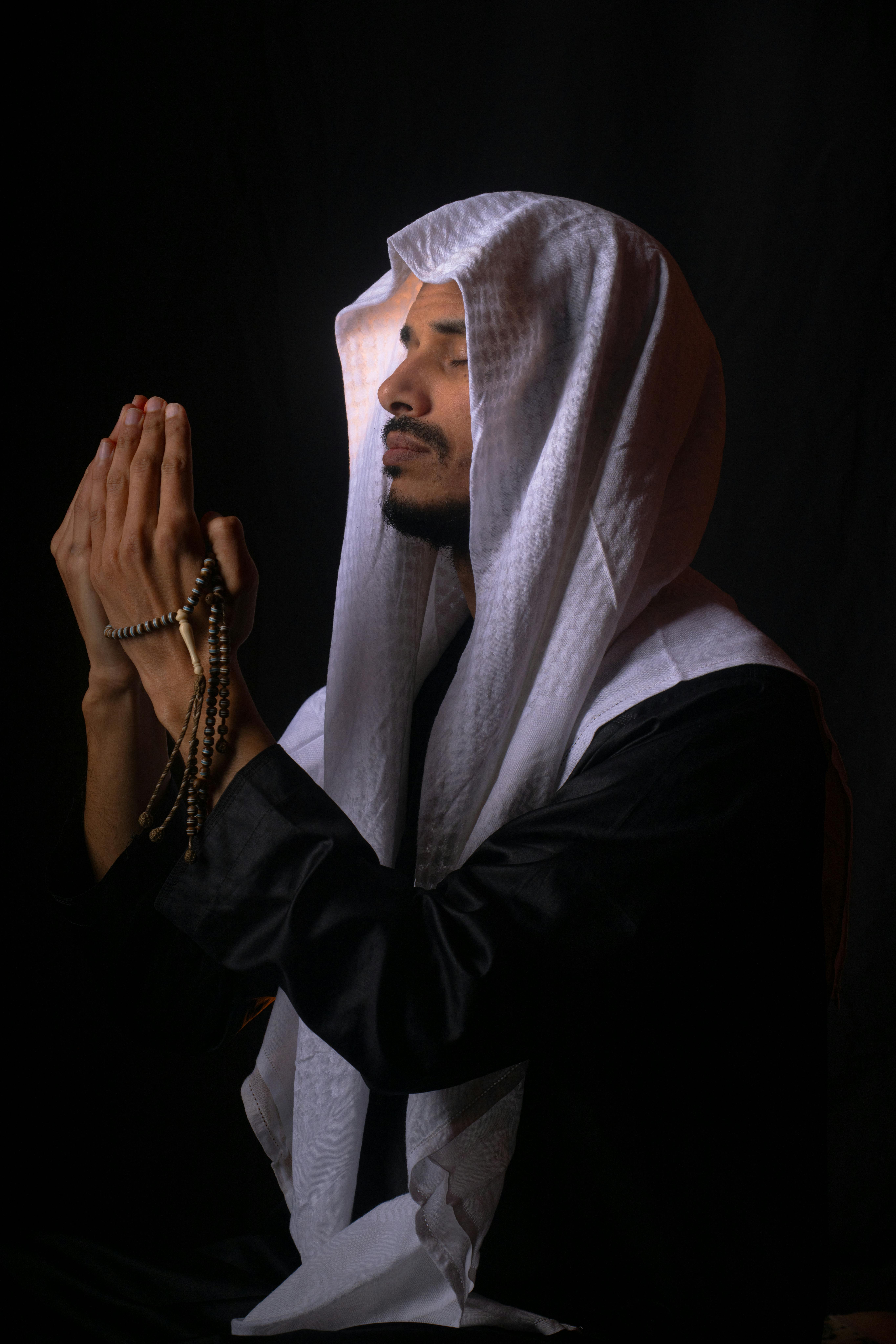 Gratis En mann i tradisjonell antrekk holder bønneperler, som symboliserer åndelighet. Arkivbilde