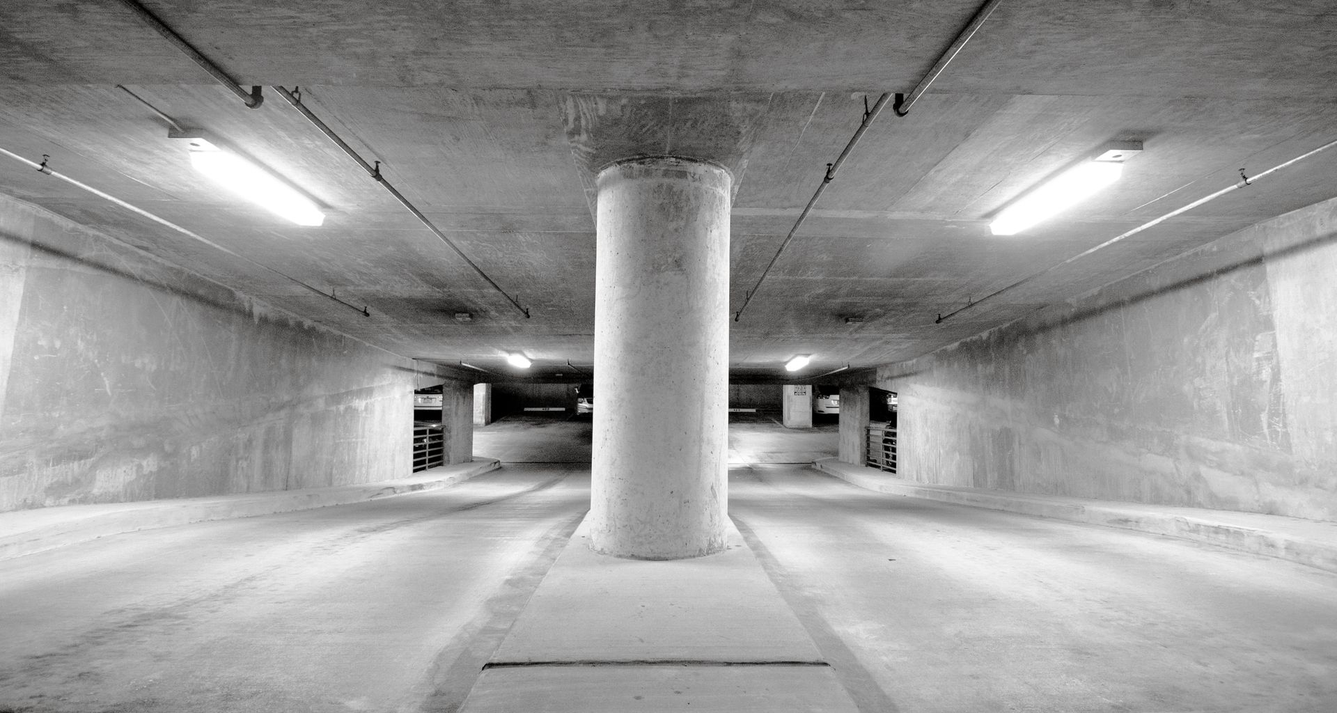 Geometrische Ansicht einer aufgeräumten Parkgarage in Schwarzweiß.