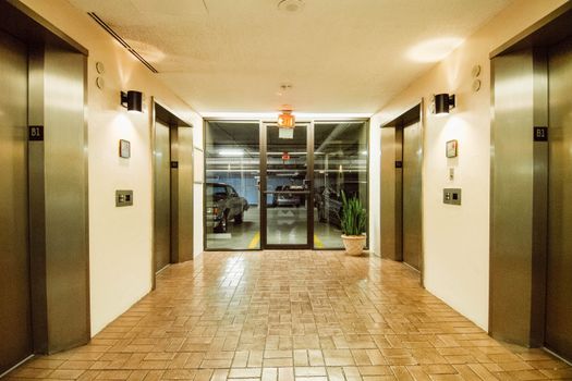 Guvernul lansează programul 'Lift pentru viață' pentru accesibilizarea locuințelor