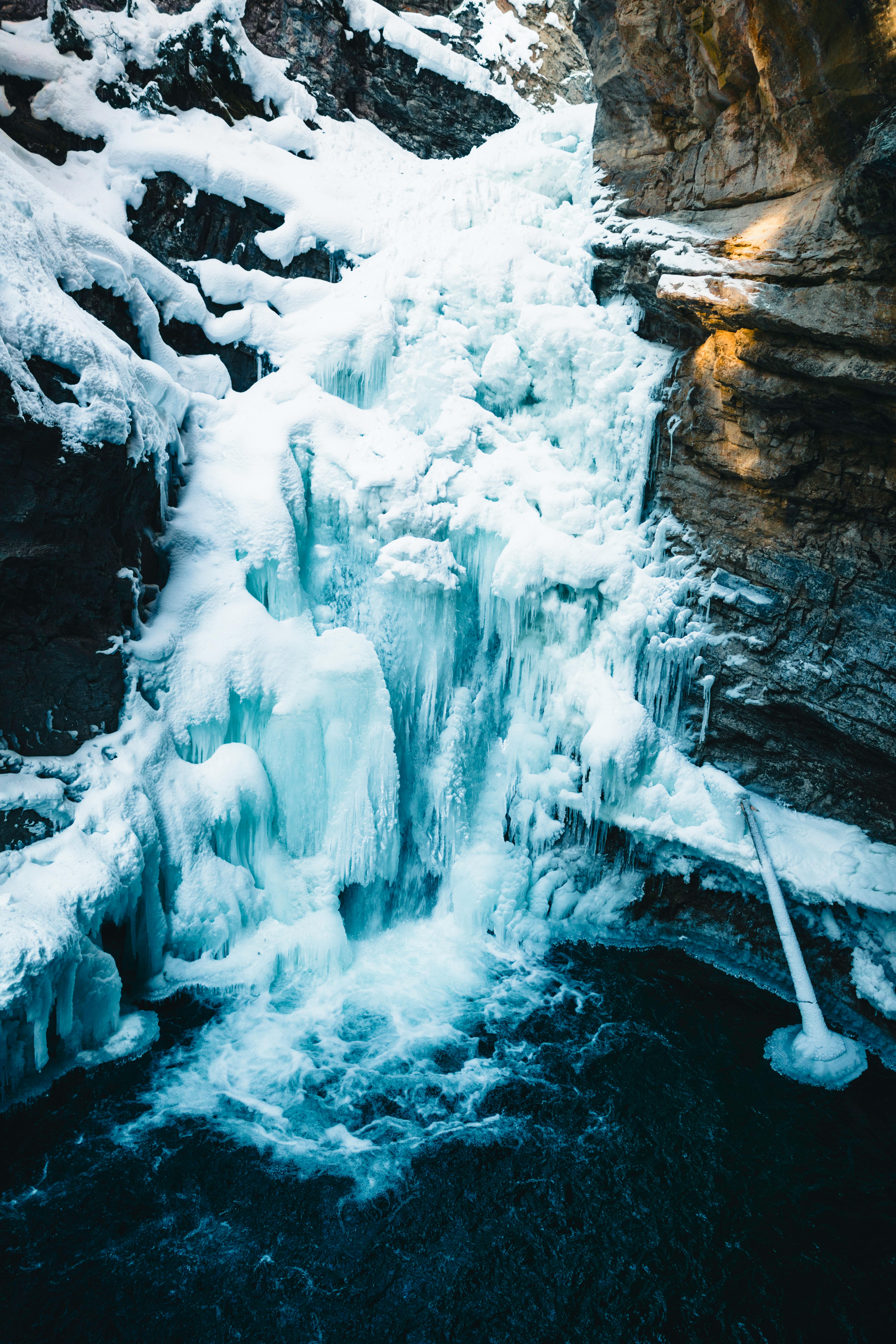 Δωρεάν Εκπληκτικός παγωμένος καταρράκτης που απαθανατίστηκε τον χειμώνα, Εθνικό Πάρκο Μπανφ, Αλμπέρτα. Φωτογραφία από στοκ φωτογραφιών
