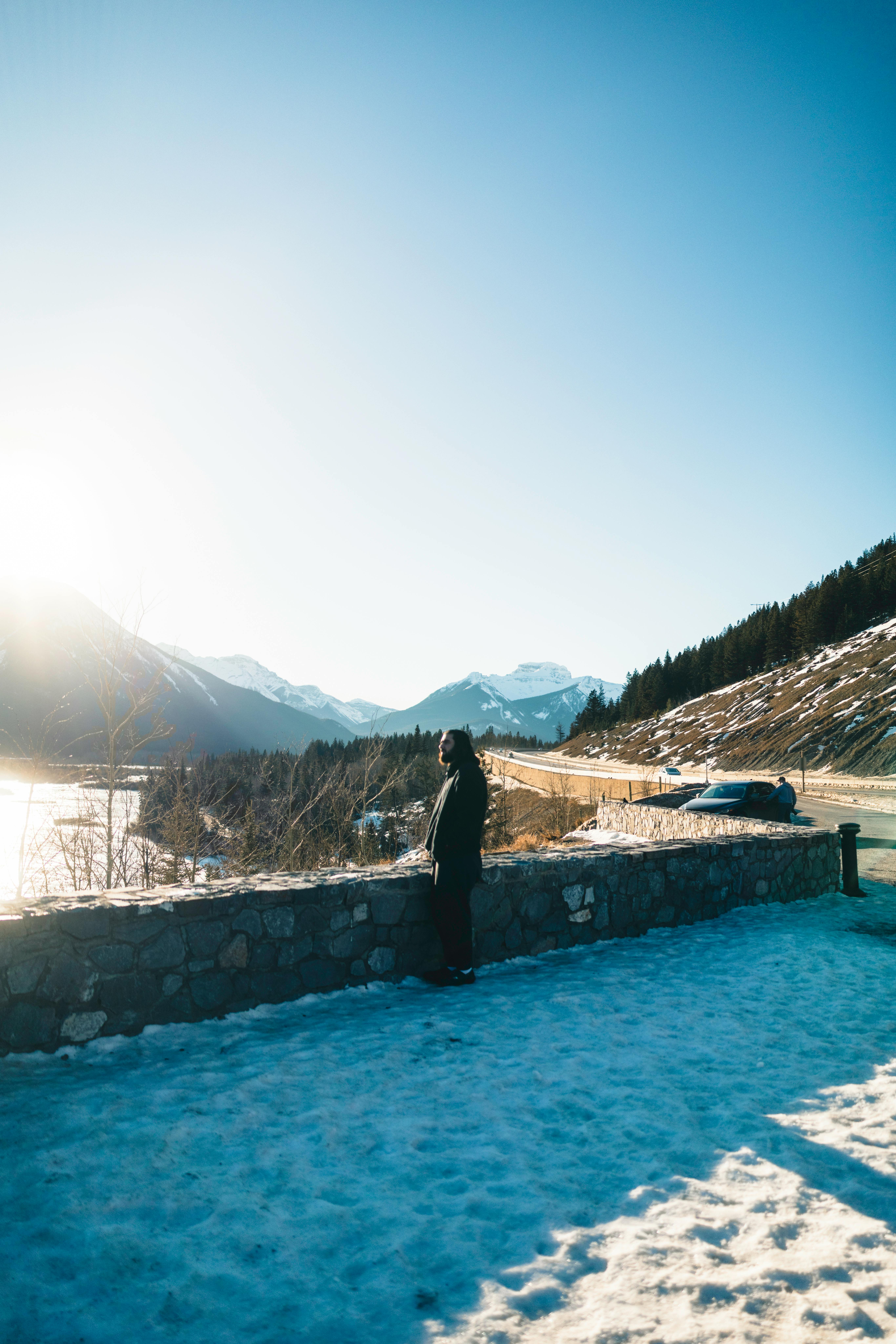 Kostenlos Eine Person genießt eine ruhige Winterlandschaft im Banff-Nationalpark, Alberta, Kanada. Stock-Foto