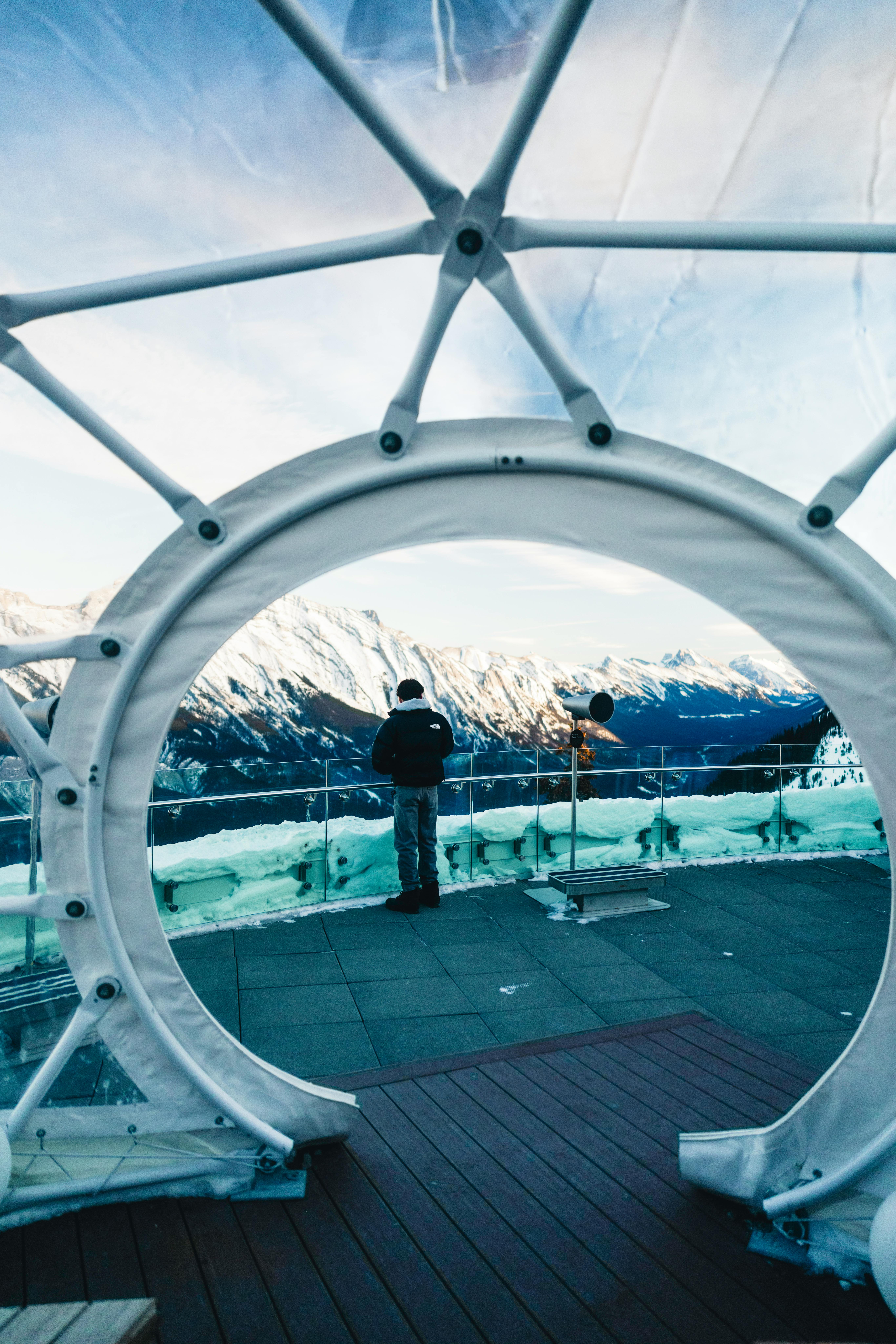 Kostenlos Spektakulärer Bergblick durch eine geodätische Kuppel im Banff-Nationalpark im Winter. Stock-Foto