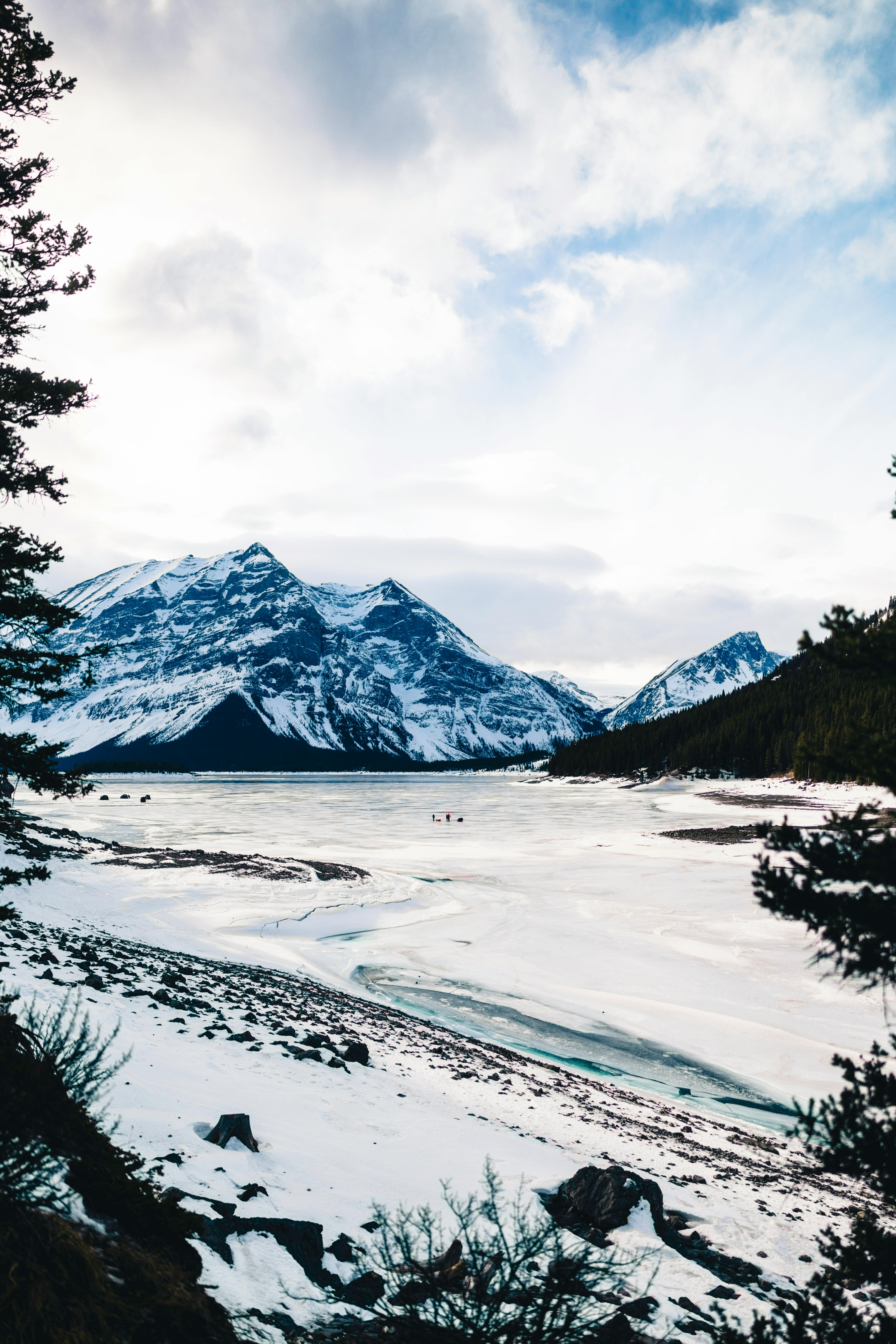 Gratis Storslået vinterlandskab med frossen sø og snedækkede bjerge i Banff, Alberta. Lagerfoto
