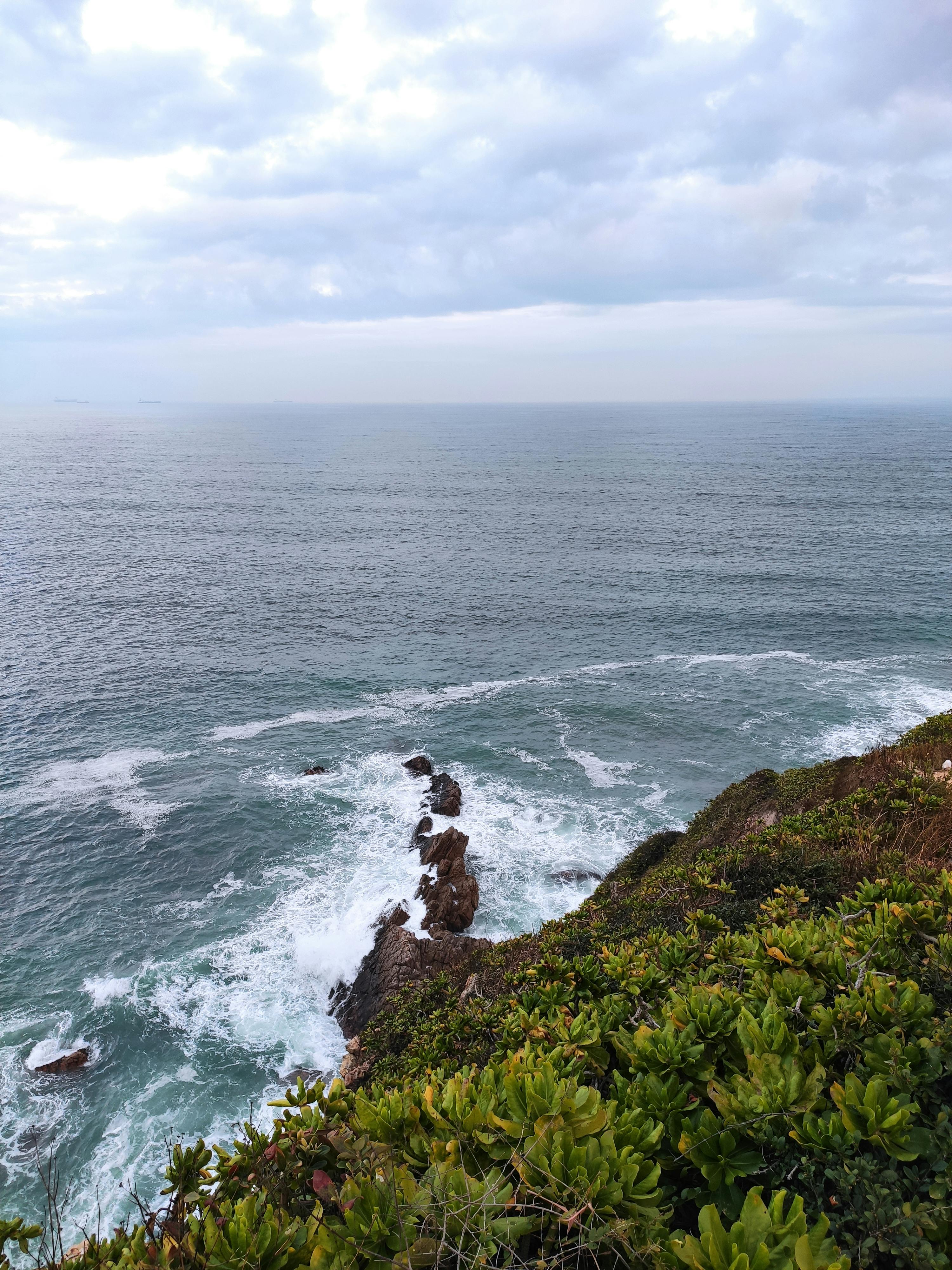 Kostenlos Atemberaubender Blick auf die Meereswellen, die an der felsigen Küste von Shenzhen, China, brechen. Stock-Foto