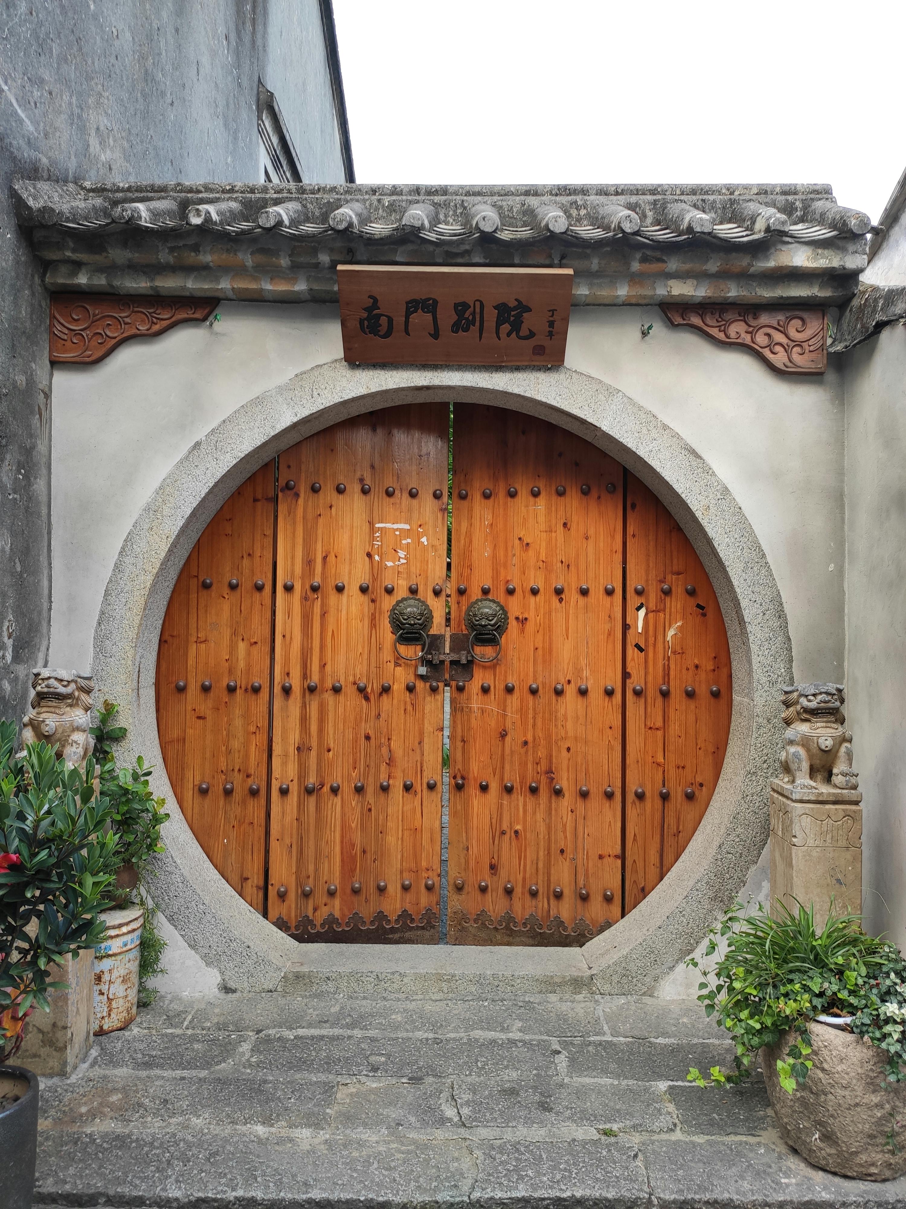 Gratis En malerisk traditionel kinesisk måneport i Shenzhen, der fremviser kulturel arkitektur. Lagerfoto