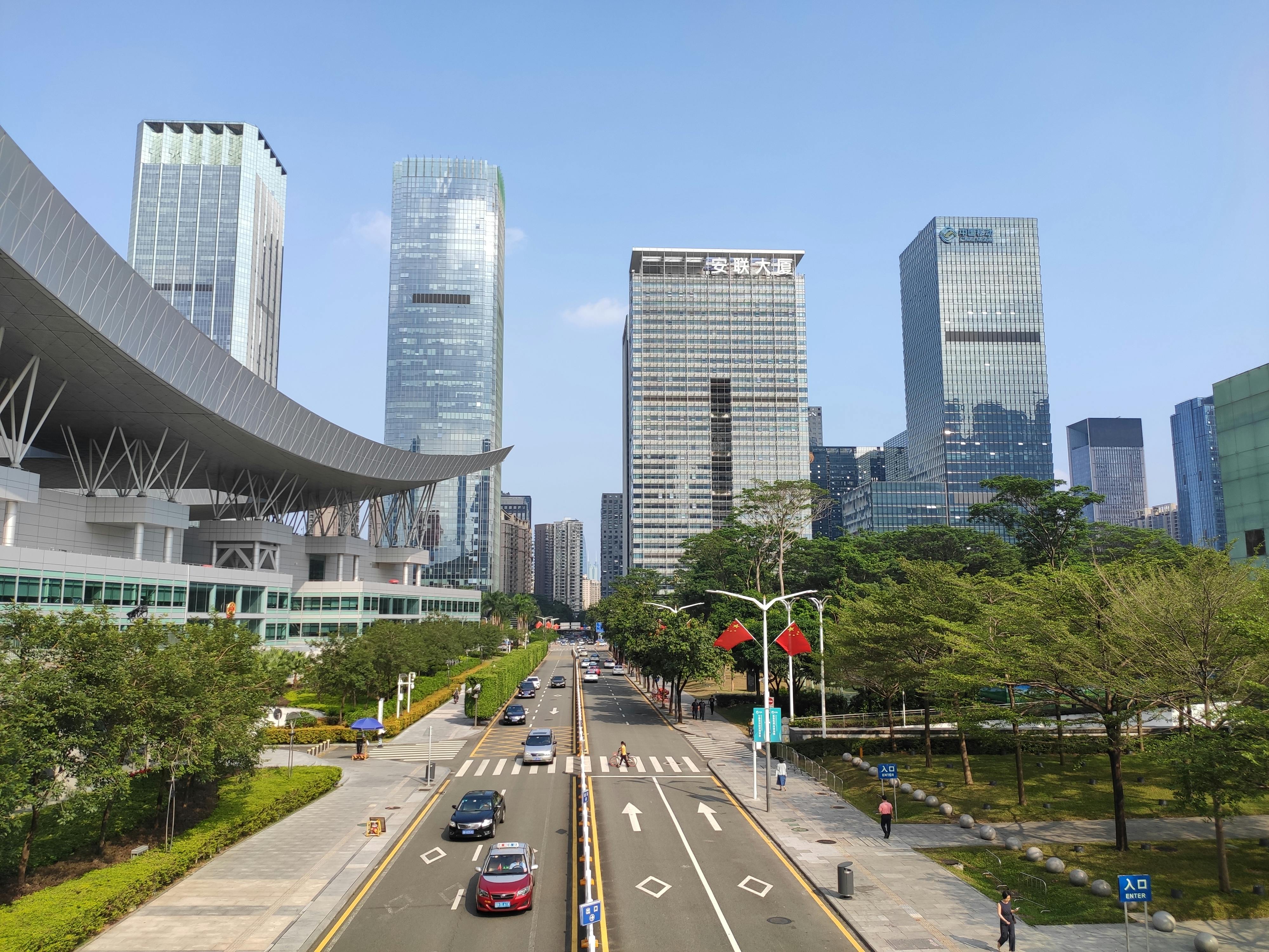 Gratuit O vedere vibrantă a orizontului urban al orașului Shenzhen, cu zgârie-nori impunători și o stradă animată. Fotografie de stoc