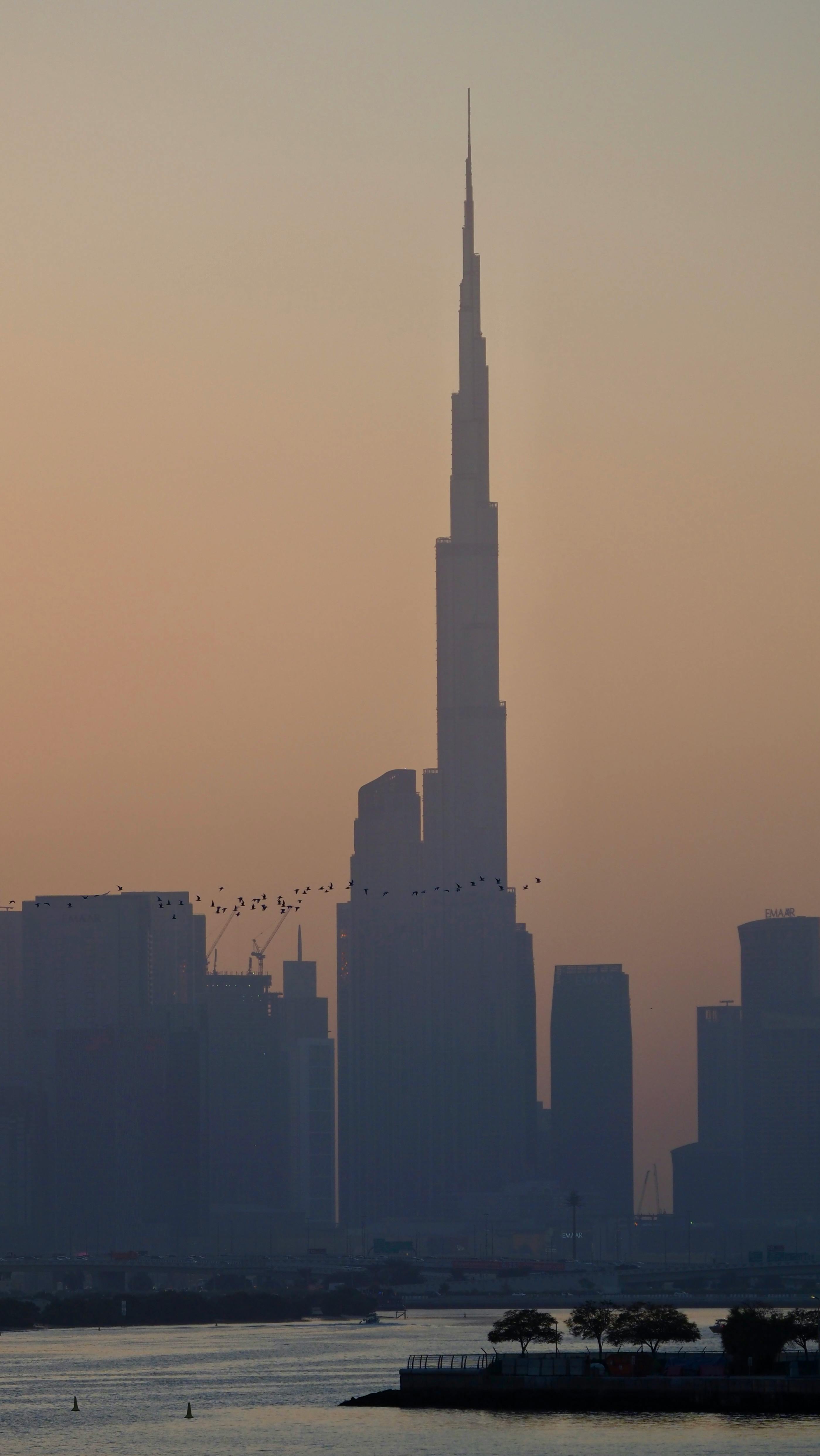 Kostenlos Ein atemberaubender Blick auf den Burj Khalifa bei Sonnenuntergang, der die ikonische Skyline von Dubai einfängt. Stock-Foto