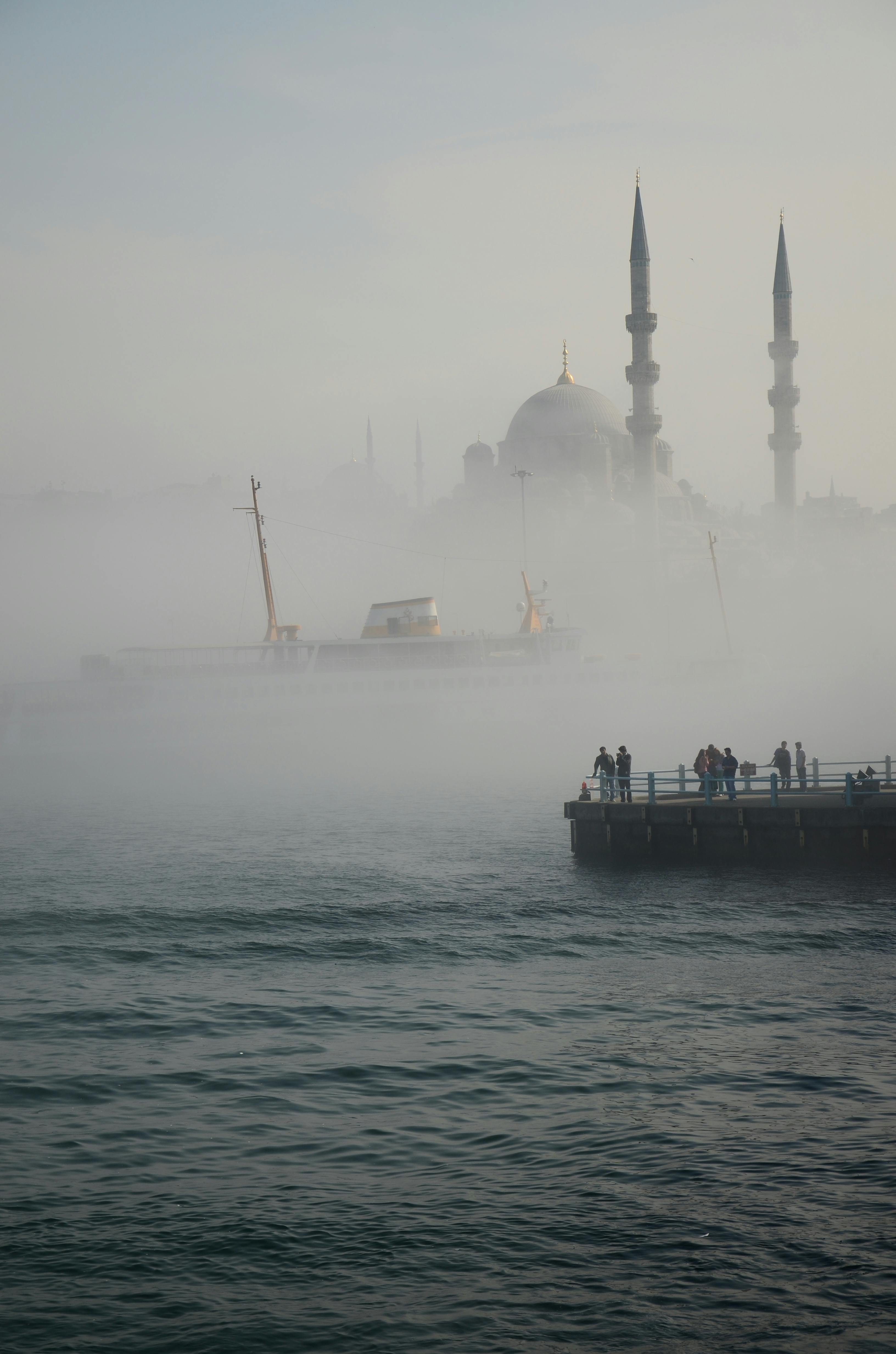 Gratis Vakker utsikt over en moské gjennom tåken over Bosporos i Istanbul. Arkivbilde