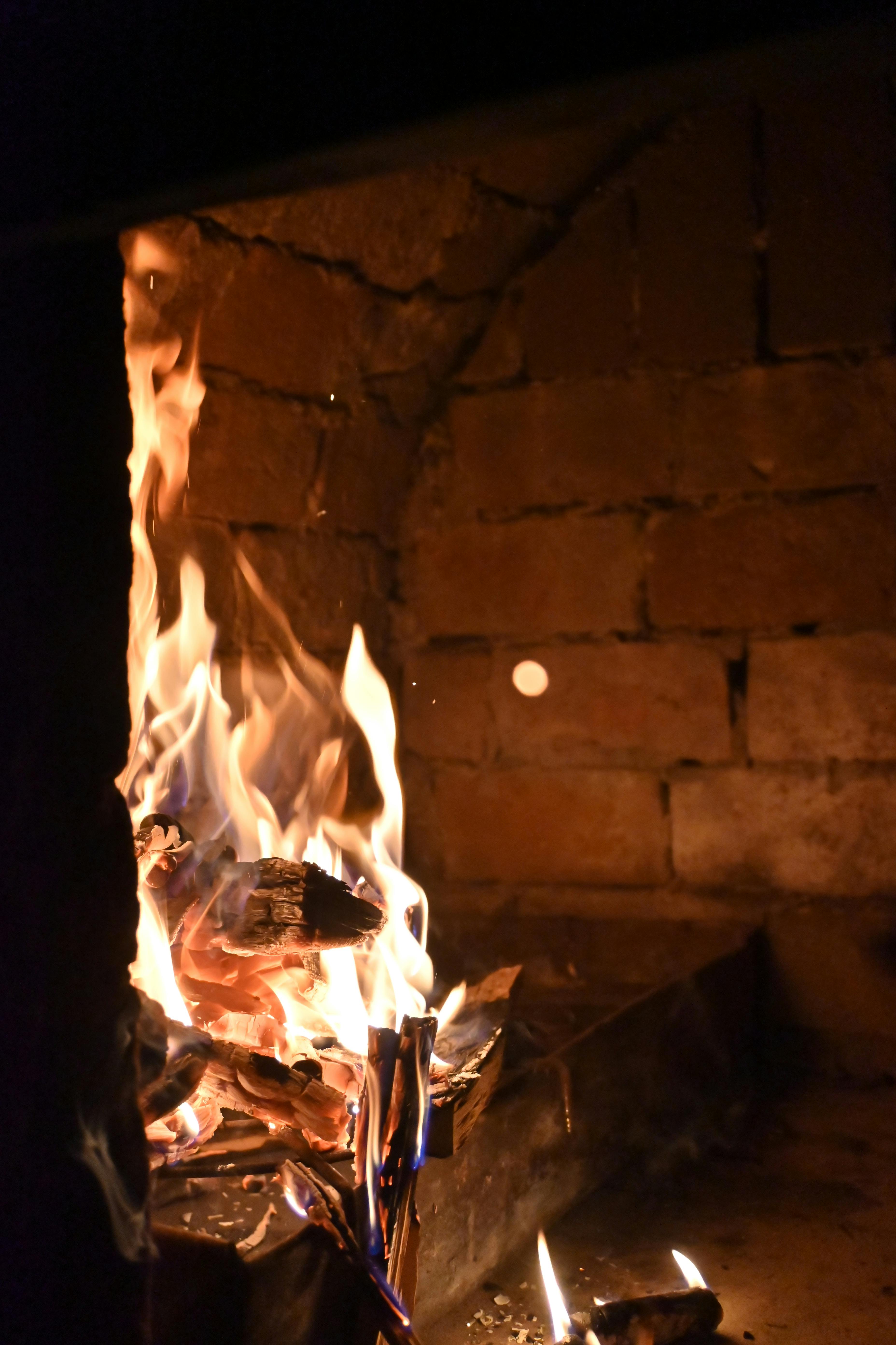 Δωρεάν Σαγηνευτική θέα μιας ξύλινης φωτιάς που καίει σε έναν παραδοσιακό πέτρινο φούρνο, προσφέροντας μια ζεστή και ρουστίκ ατμόσφαιρα. Φωτογραφία από στοκ φωτογραφιών