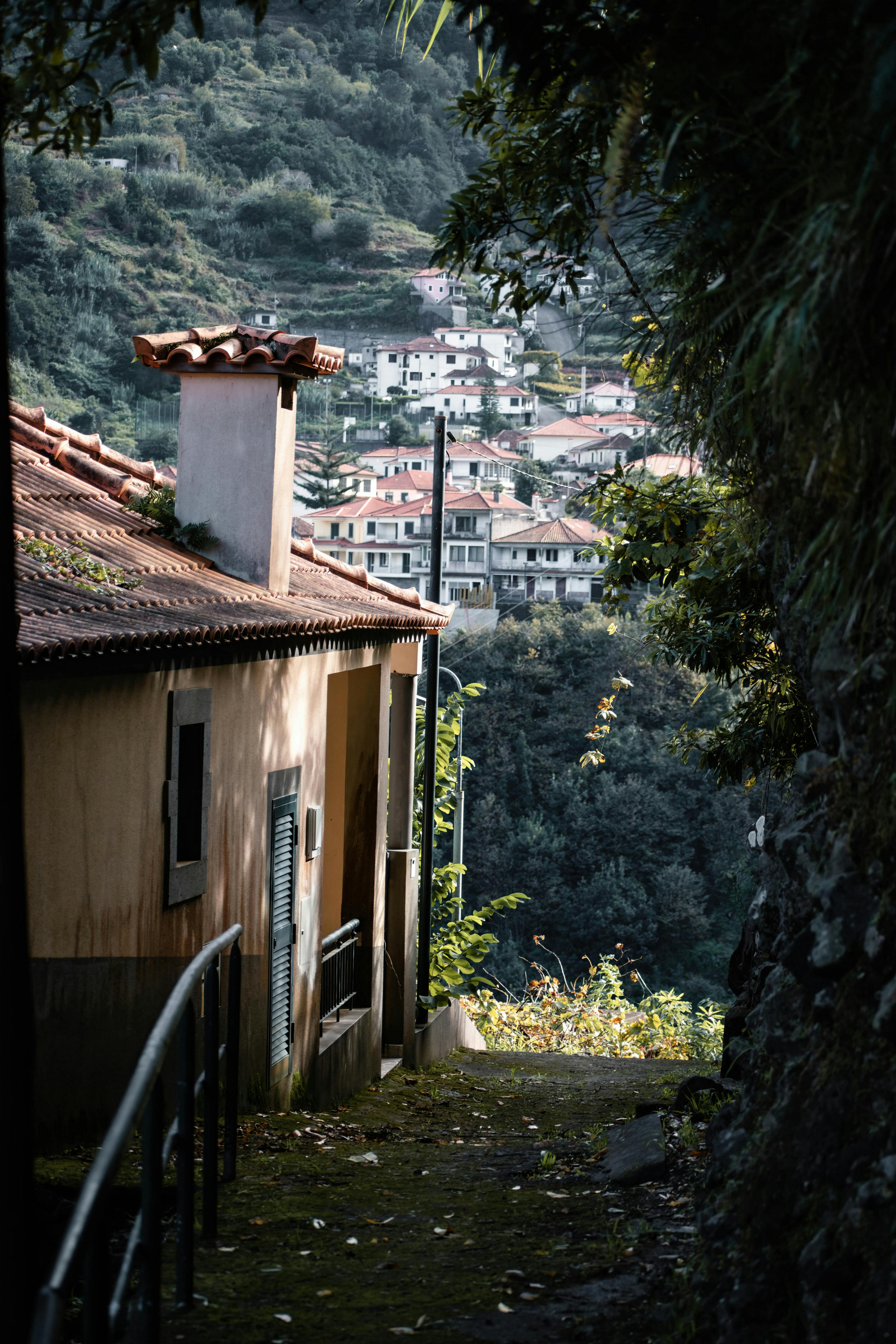Δωρεάν Γοητευτικό σοκάκι χωριού με γραφική θέα στην κορυφή του λόφου στη Μαδέρα της Πορτογαλίας. Φωτογραφία από στοκ φωτογραφιών