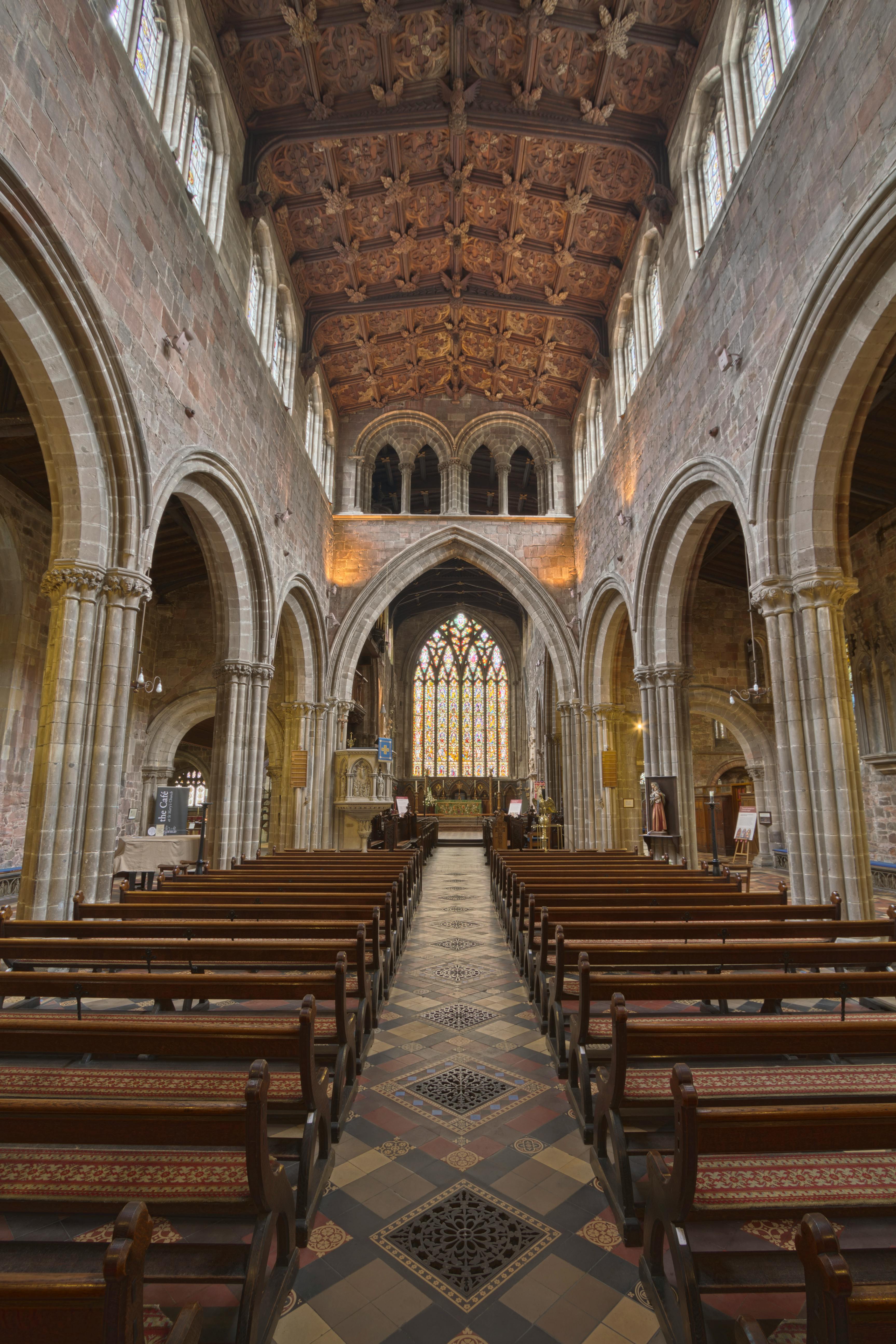 Kostenlos Entdecken Sie die wunderschönen gotischen Bögen und den historischen Charme der St. Mary Church. Stock-Foto