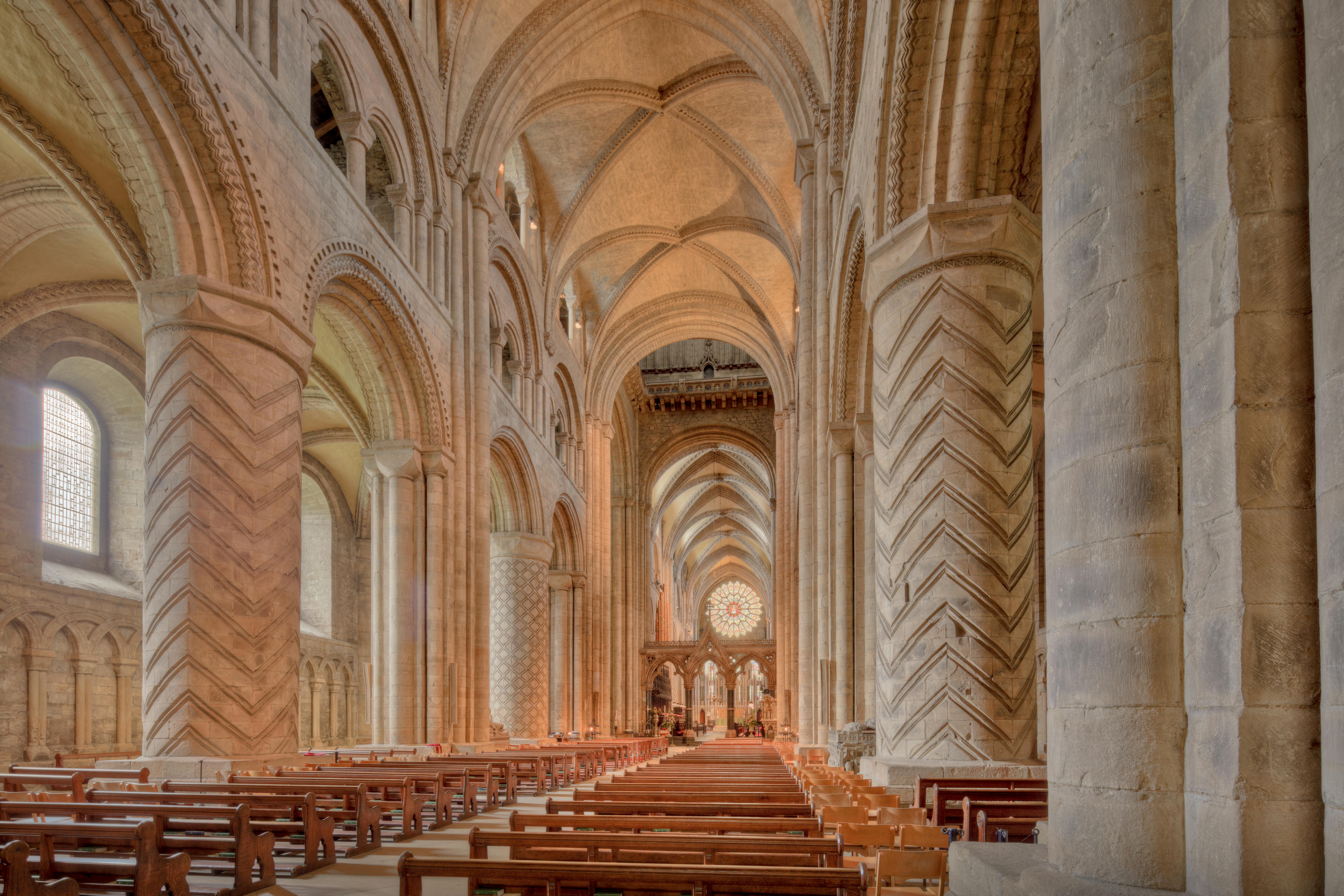 Kostenlos Erkunden Sie die atemberaubende gotische Architektur des Kirchenschiffs der Kathedrale von Durham, einem UNESCO-Weltkulturerbe in England. Stock-Foto