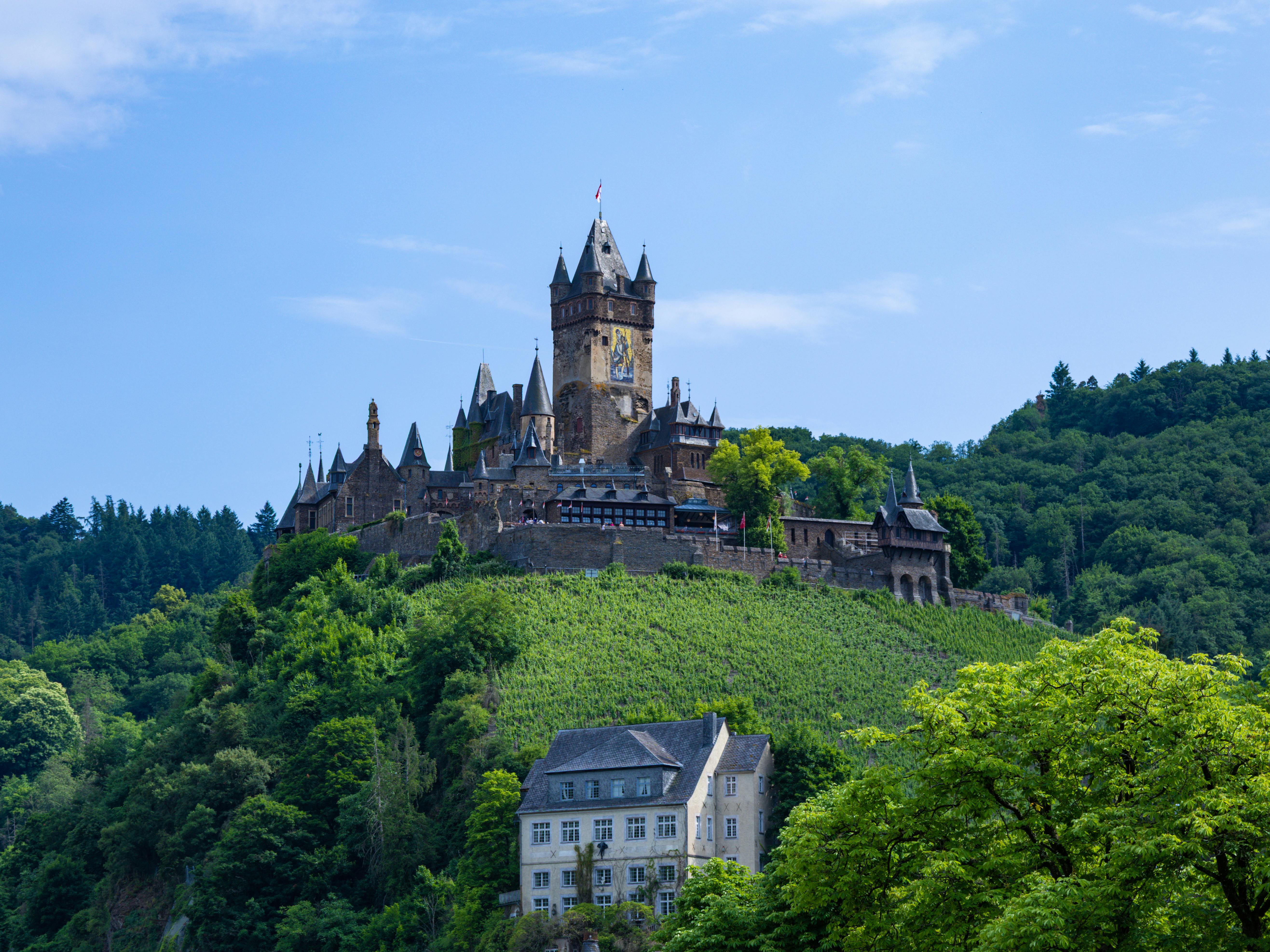 Kostenlos Kostenloses Stock Foto zu architektur, bäume, blauer himmel Stock-Foto