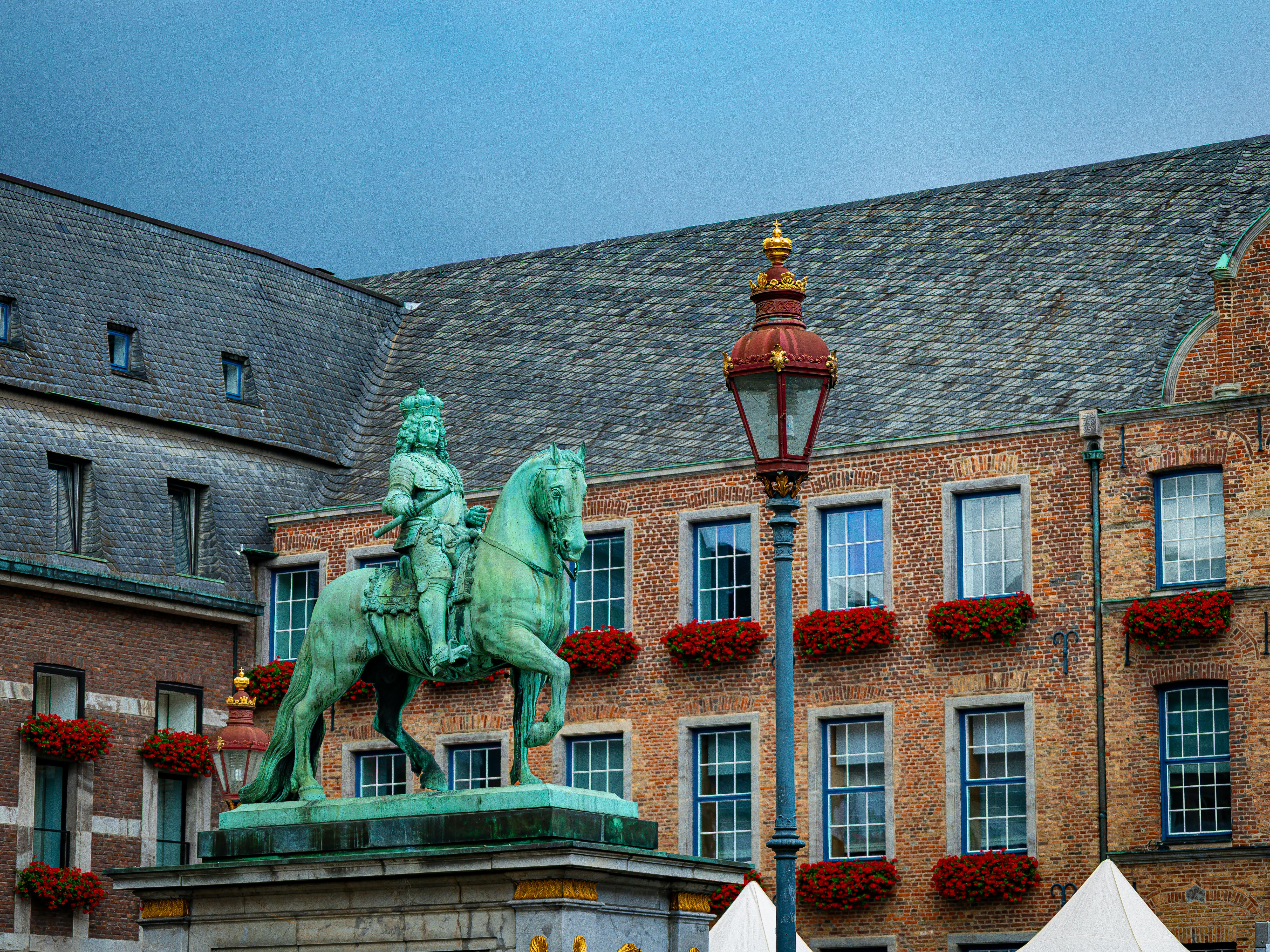 Gratis En slående rytterstatue står foran historisk mursteinsarkitektur i Düsseldorf, Tyskland. Arkivbilde