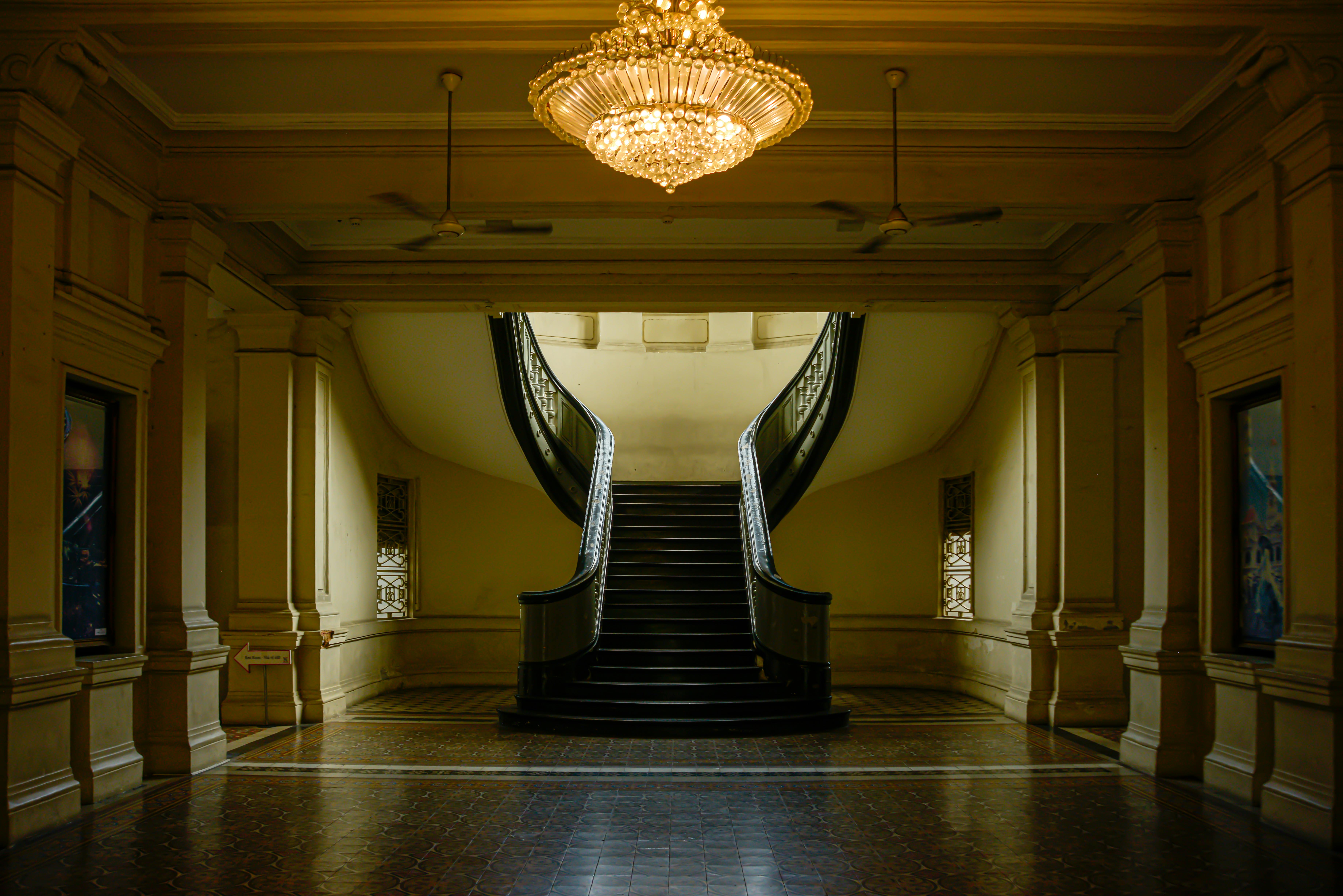 Gratis En fantastisk stor trappe i et luksuriøst interiør med en lysekrone. Lagerfoto