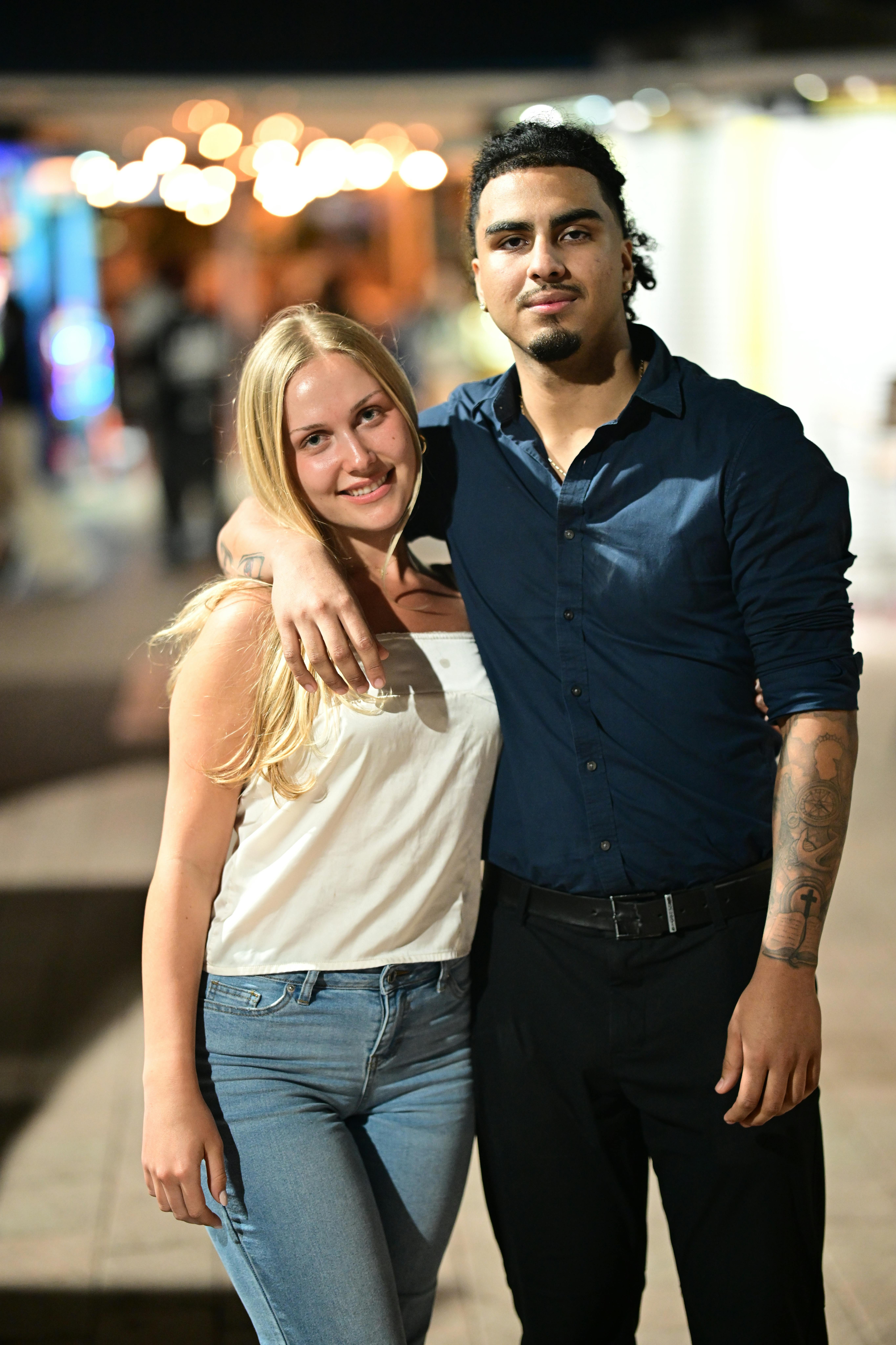 Gratis arkivbilde med arm rundt, blå dongeribukser, blå skjorte Arkivbilde