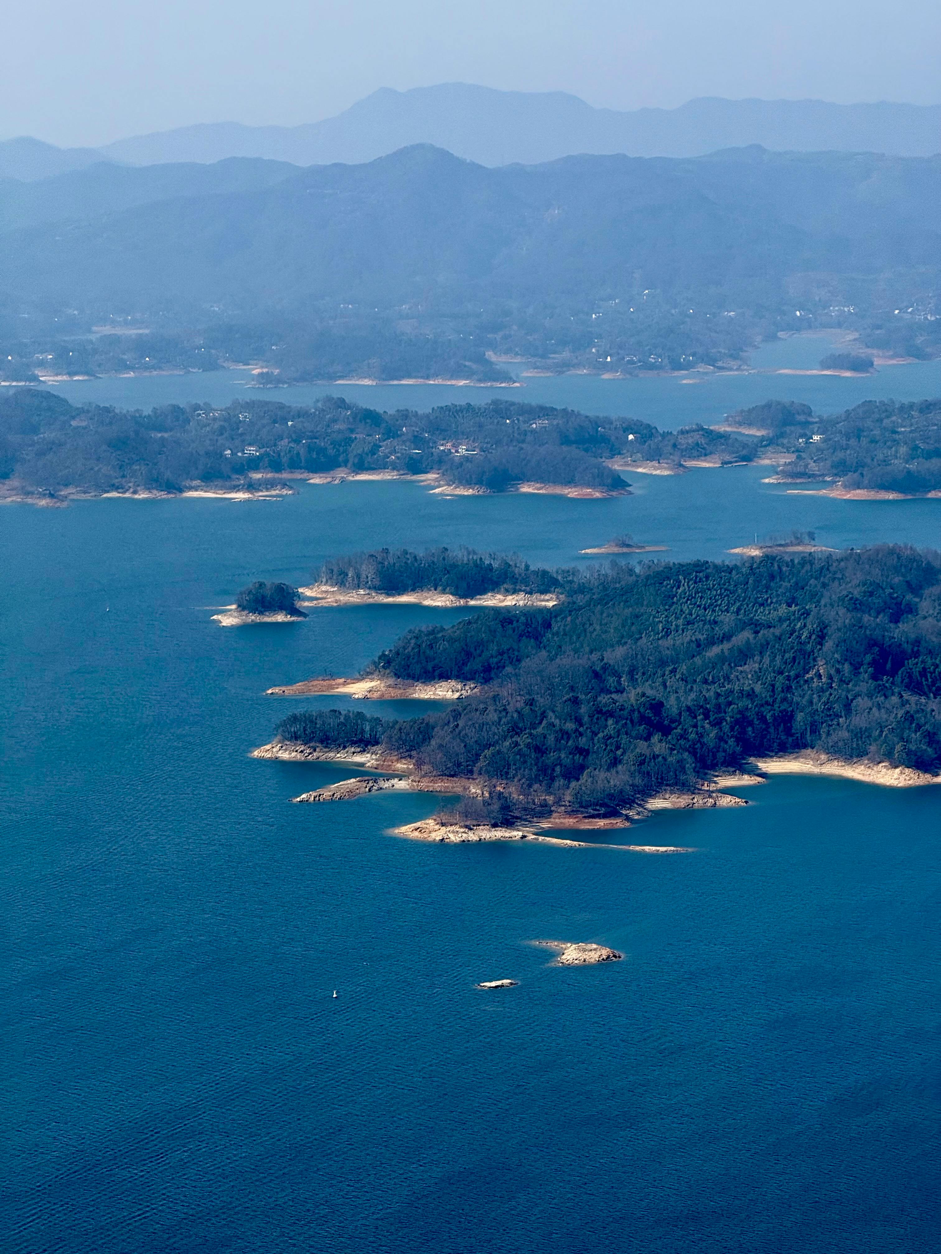 Gratis Betagende luftfoto, der viser den naturskønne Thousand Island-sø i Kinas Zhejiang-provins. Lagerfoto